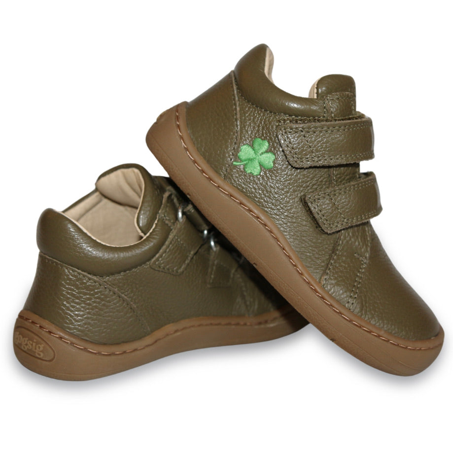 Gogsig Wilson unisex børnesko i varianten Green Four Leaf Clover med olivengrøn læderfinish, to Velcro-stropper og en broderet kløverdetalje. Ideel til barfodsgang.