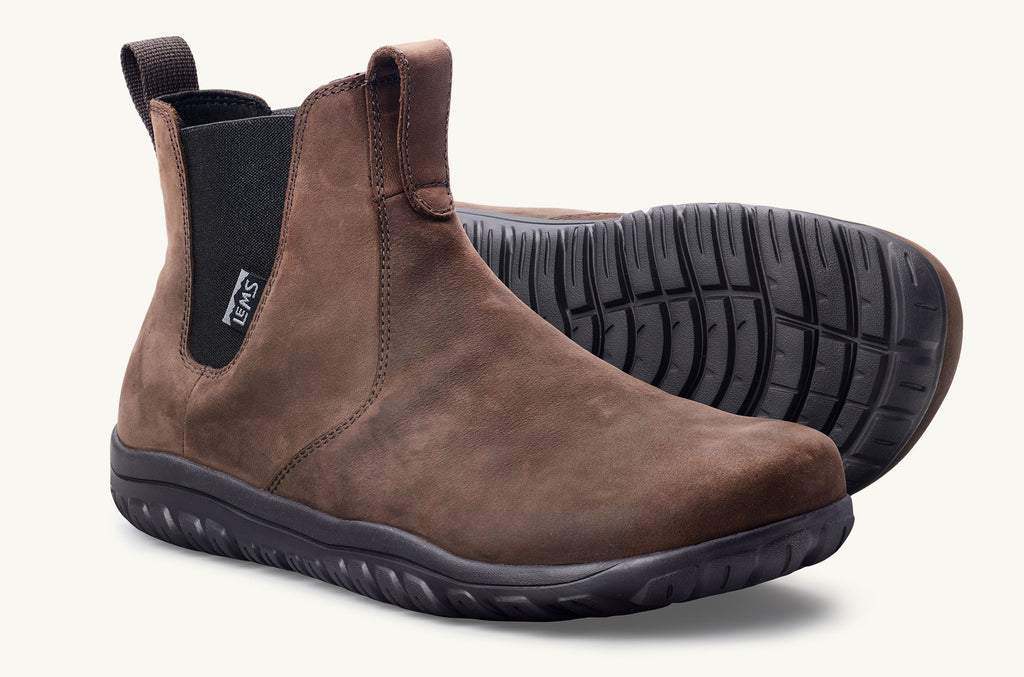 Lems Chelsea Boot Waterproof in Espresso viser et par unisex støvler med espresso brun læder, sorte elastikindlæg og robuste sorte såler. Ideel til forskellige vejrforhold.