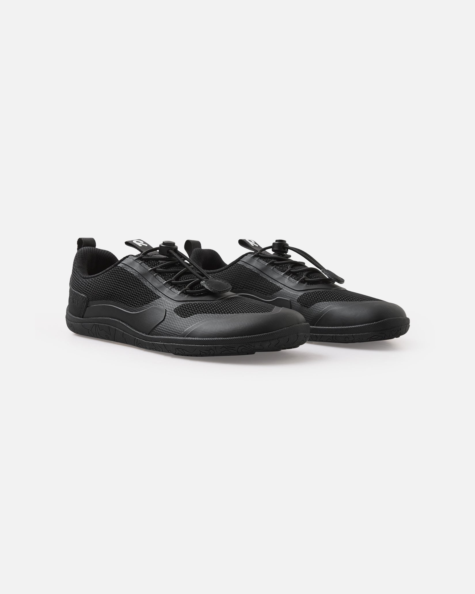 Reima Tallustelu – Black (5400137B) – par set skråt forfra