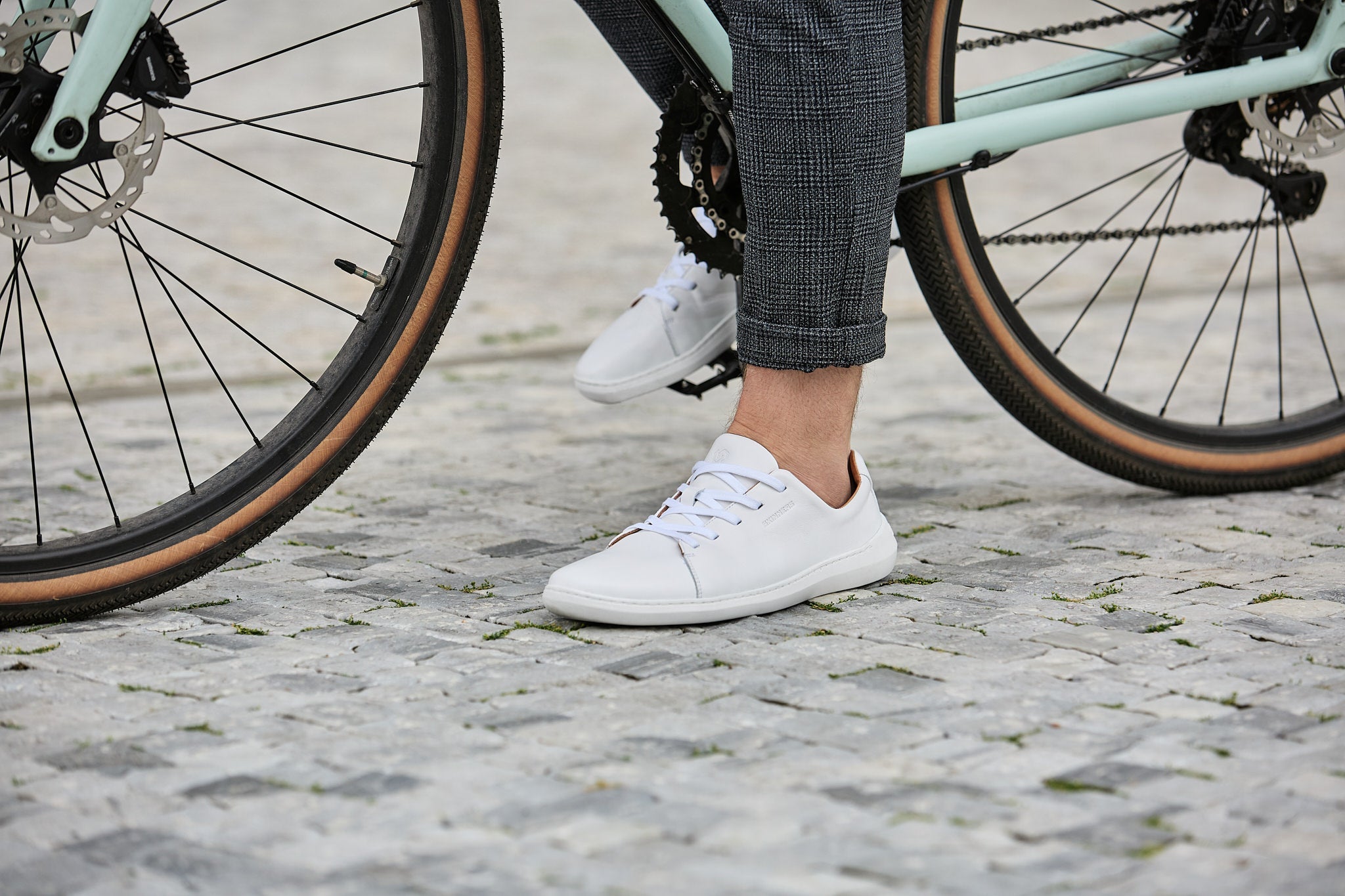 Mærkbare Walker barfods sneakers til kvinder og mænd i farven white / white, lifestyle