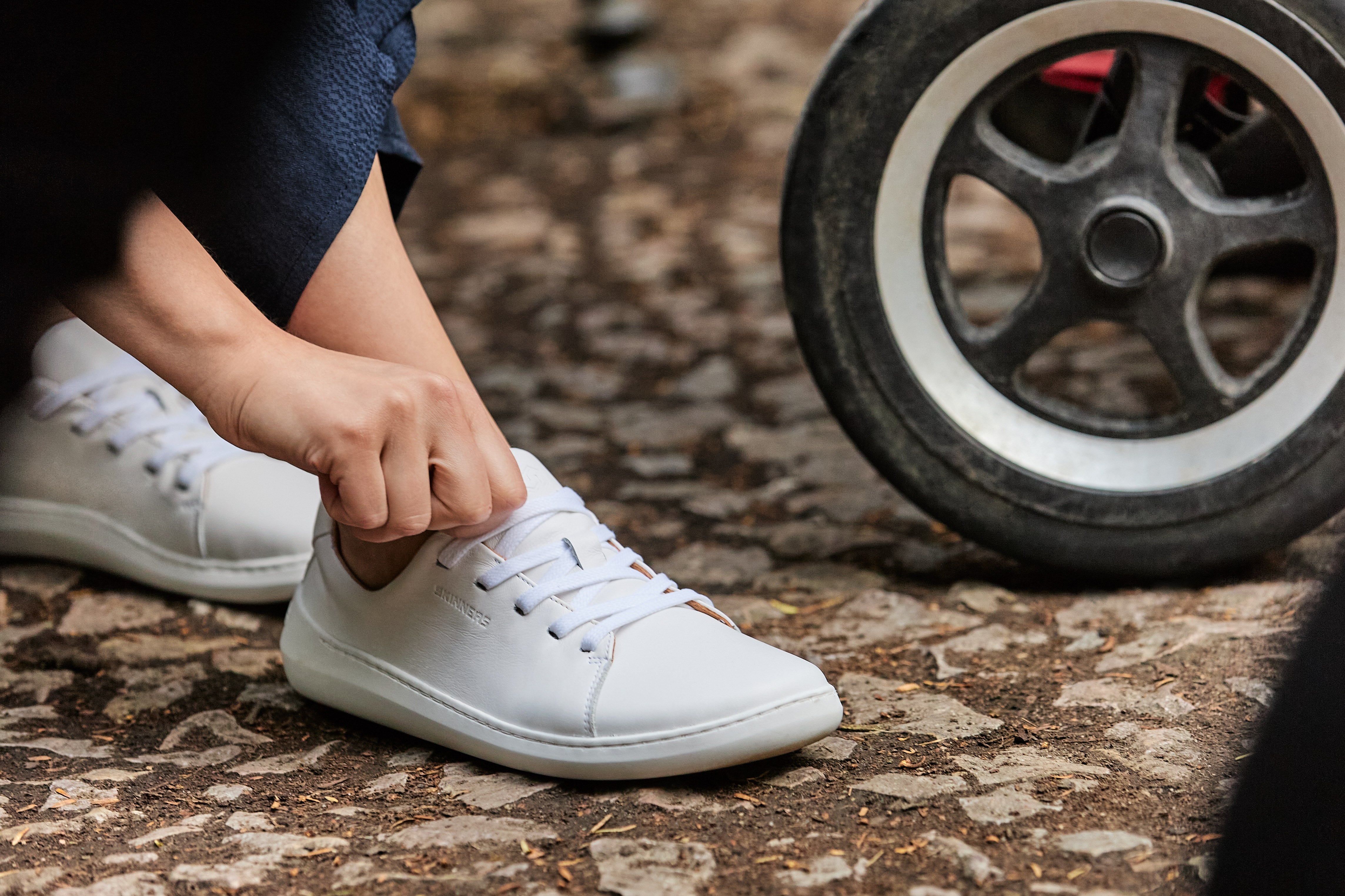 Mærkbare Walker barfods sneakers til kvinder og mænd i farven white / white, lifestyle