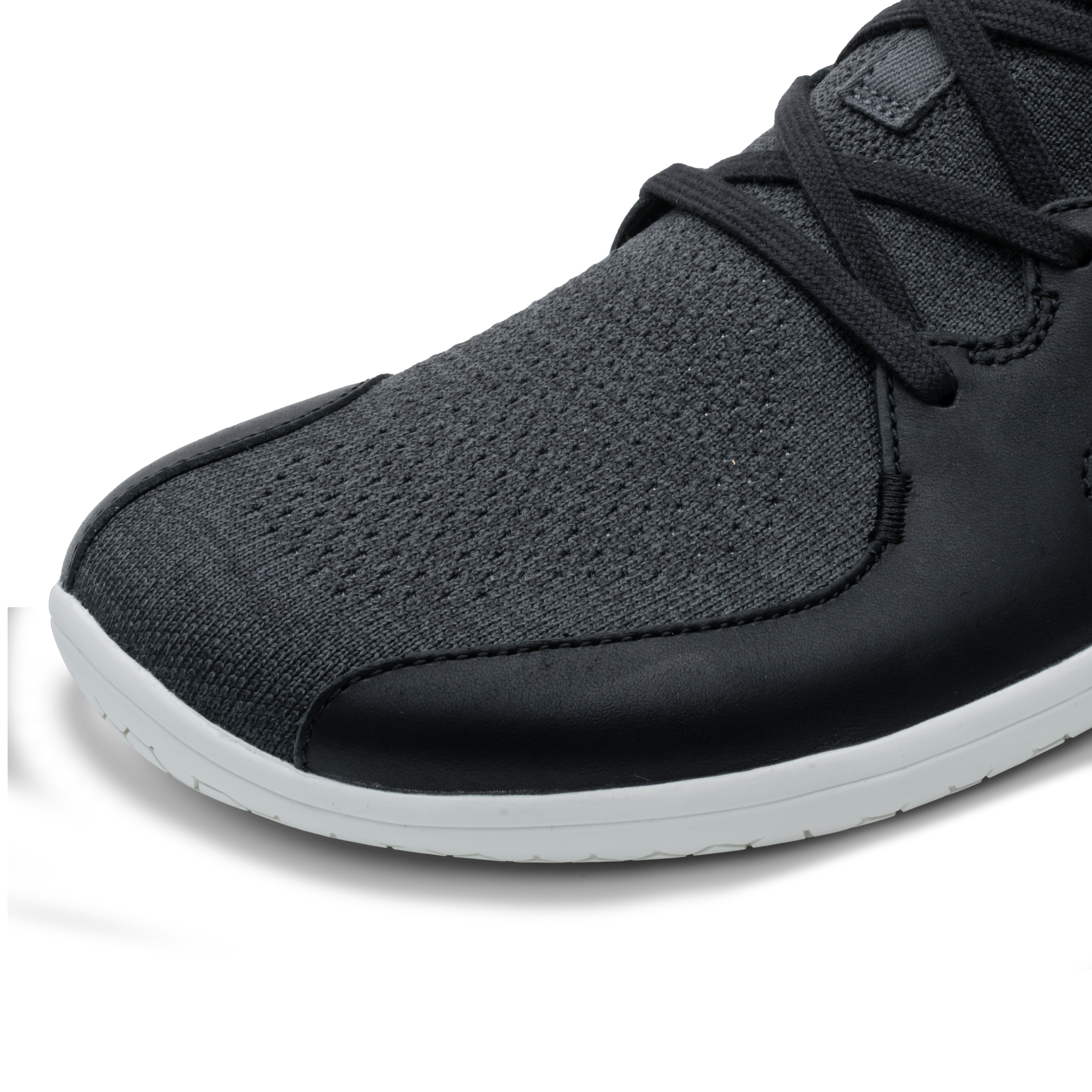 Vivobarefoot Asana III sneaker i Obsidian variant, fremviser en blanding af certificeret uld og Wild Hide læder. Skoen er af typen barfodssko, designet til at fremme sundere fodbevægelser.