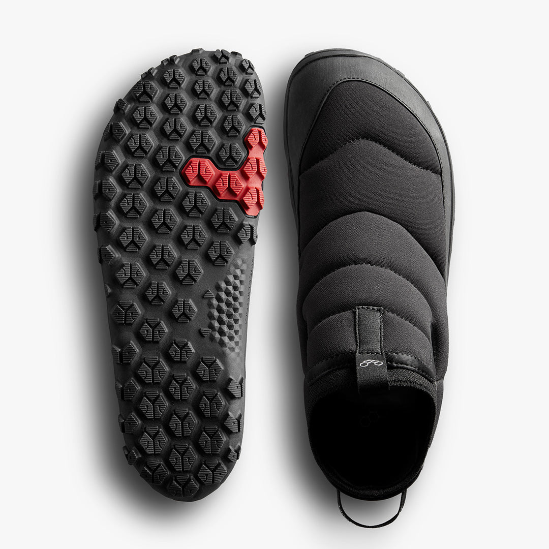 Vivobarefoot Explorer Mid Womens i varianten Obsidian, minimalistisk sort sneaker med polstret overdel og mønstret sål med røde detaljer. Ideel til naturlig bevægelse.