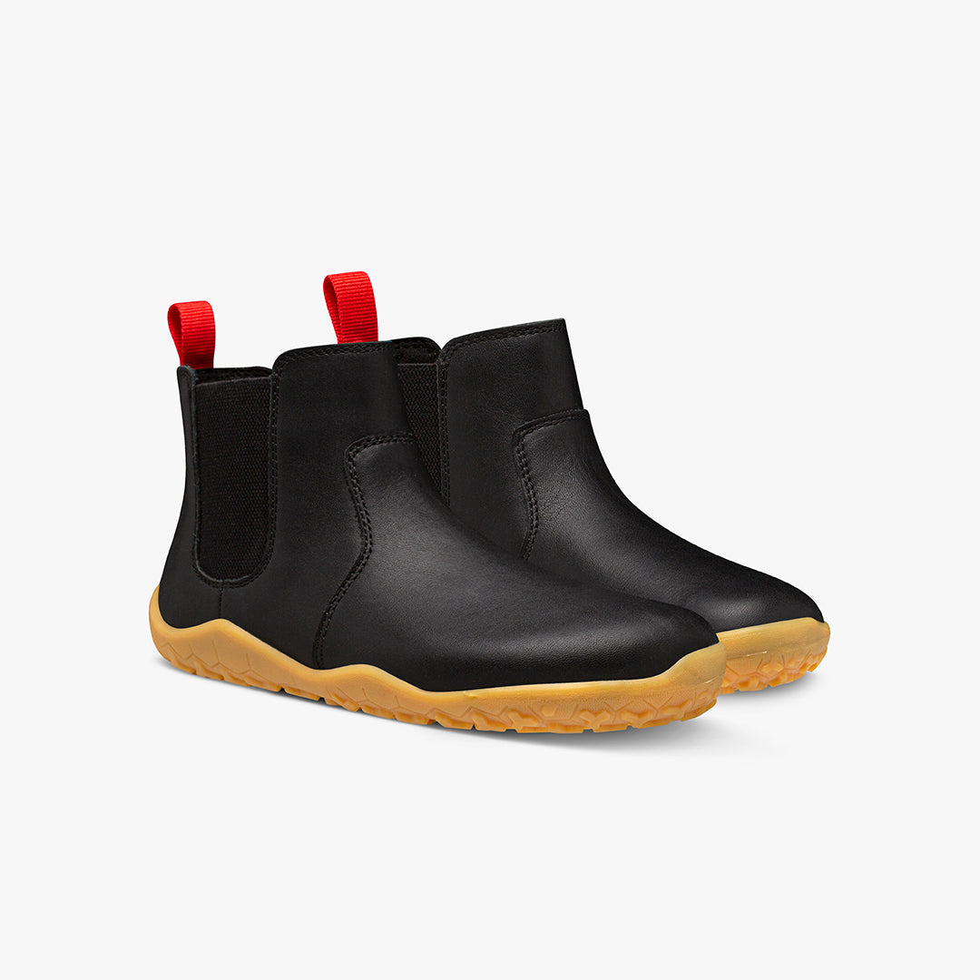 Vivobarefoot Fulham III Preschool sko i Obsidian til børn. Sorte læder-look, elastiske sider, gummisål med greb og rød hælstrop. Barfodsdesign til unisex.