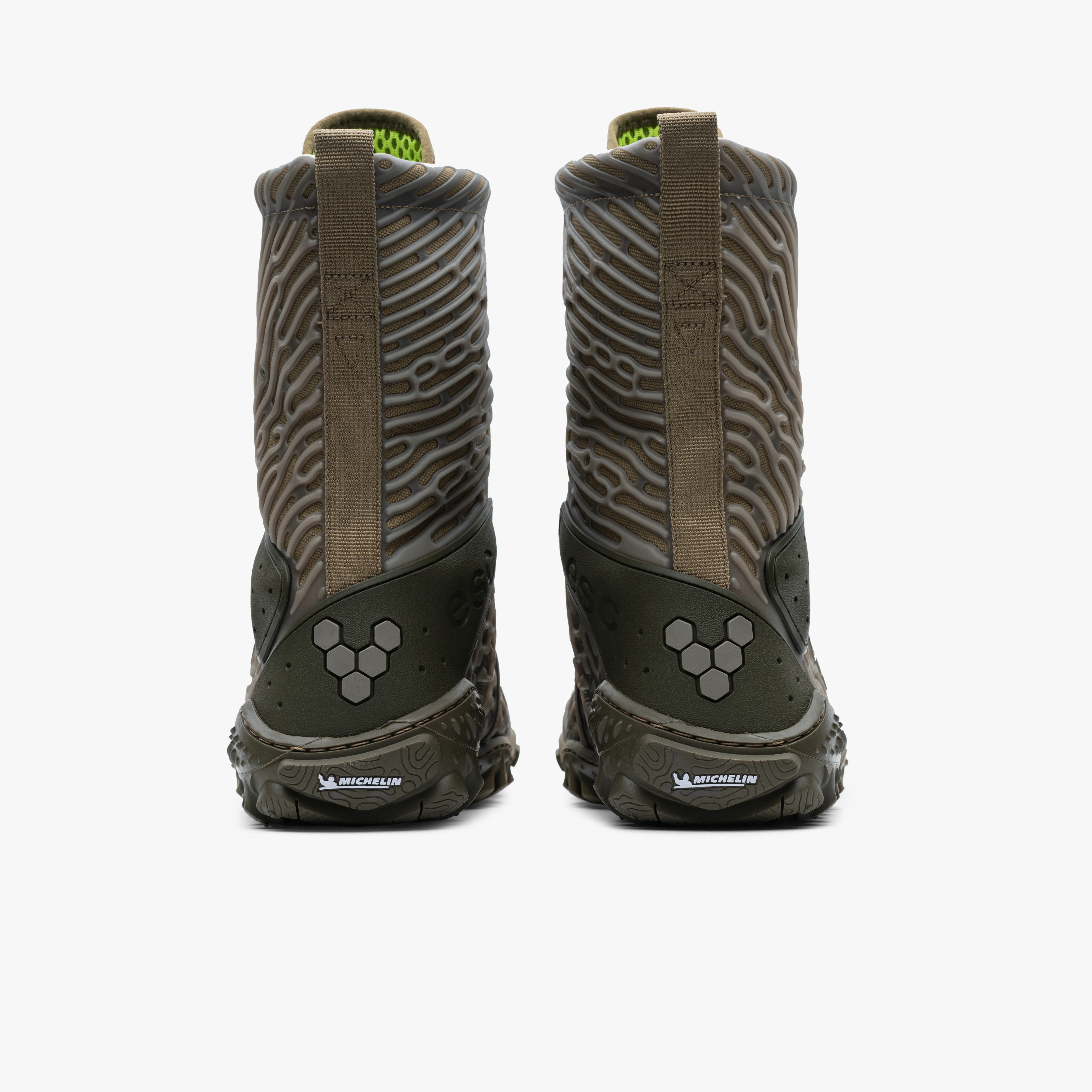 Par af Vivobarefoot Jungle ESC Mens i 'Invisible' varianten, viste bagfra. Disse barfodssko har høj soklignende overdel med naturligt mønster og robuste, olivengrønne hælkapper med logo. Designet for fremragende greb.