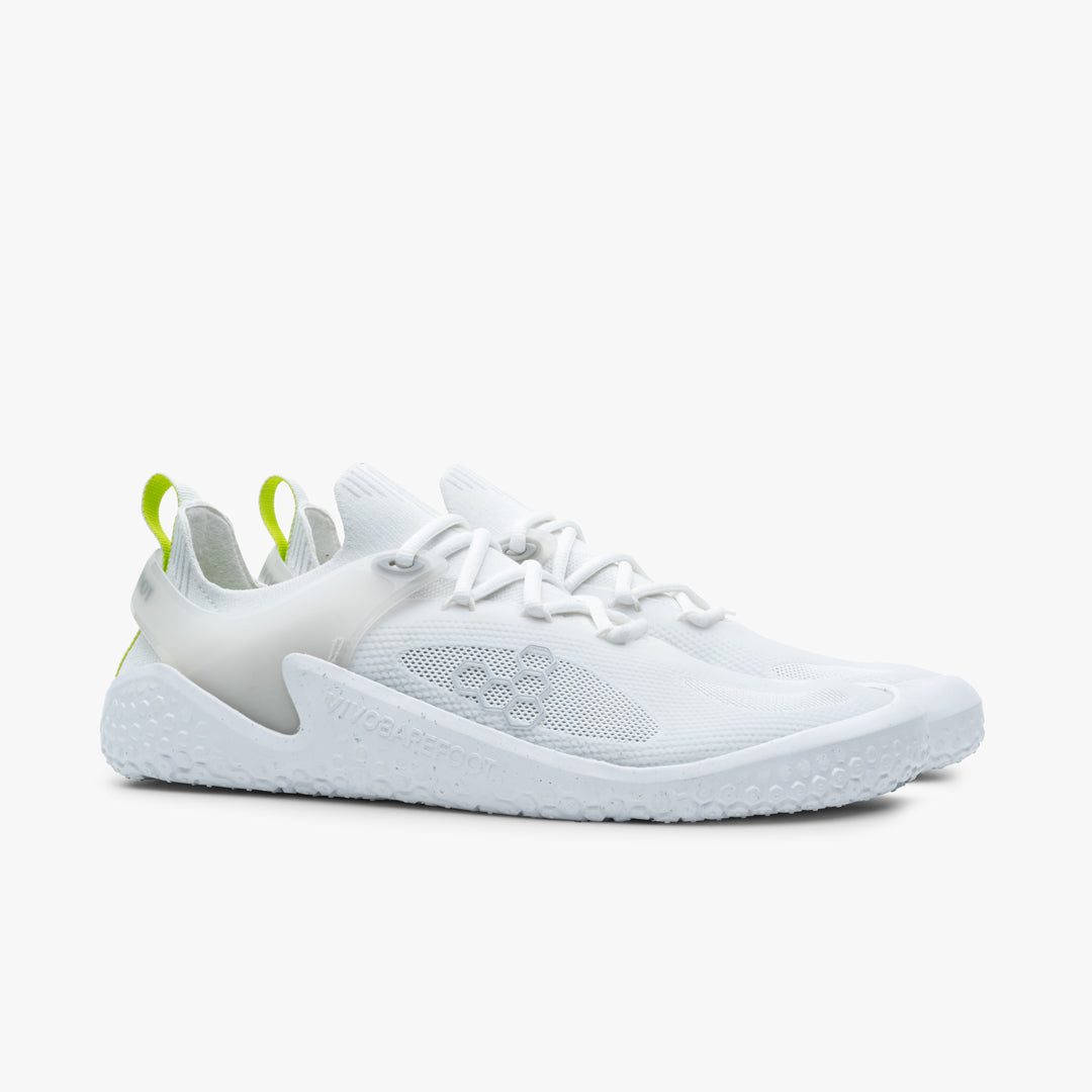 Vivobarefoot Motus Strength Womens i variant Bright White / Grey. Par af barfodssko med strikket øvre og fleksibel sål med små knopper til greb. Fokus på bæredygtighed og lethed, vejer kun 282g pr. sko.