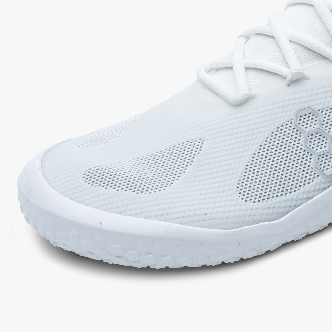 Vivobarefoot Motus Strength Womens i varianten Bright White / Grey med letvægtsdesign og barfodsfølelse, fremstillet i åndbart meshmateriale og fleksibel sål for naturlig fodbevægelse.