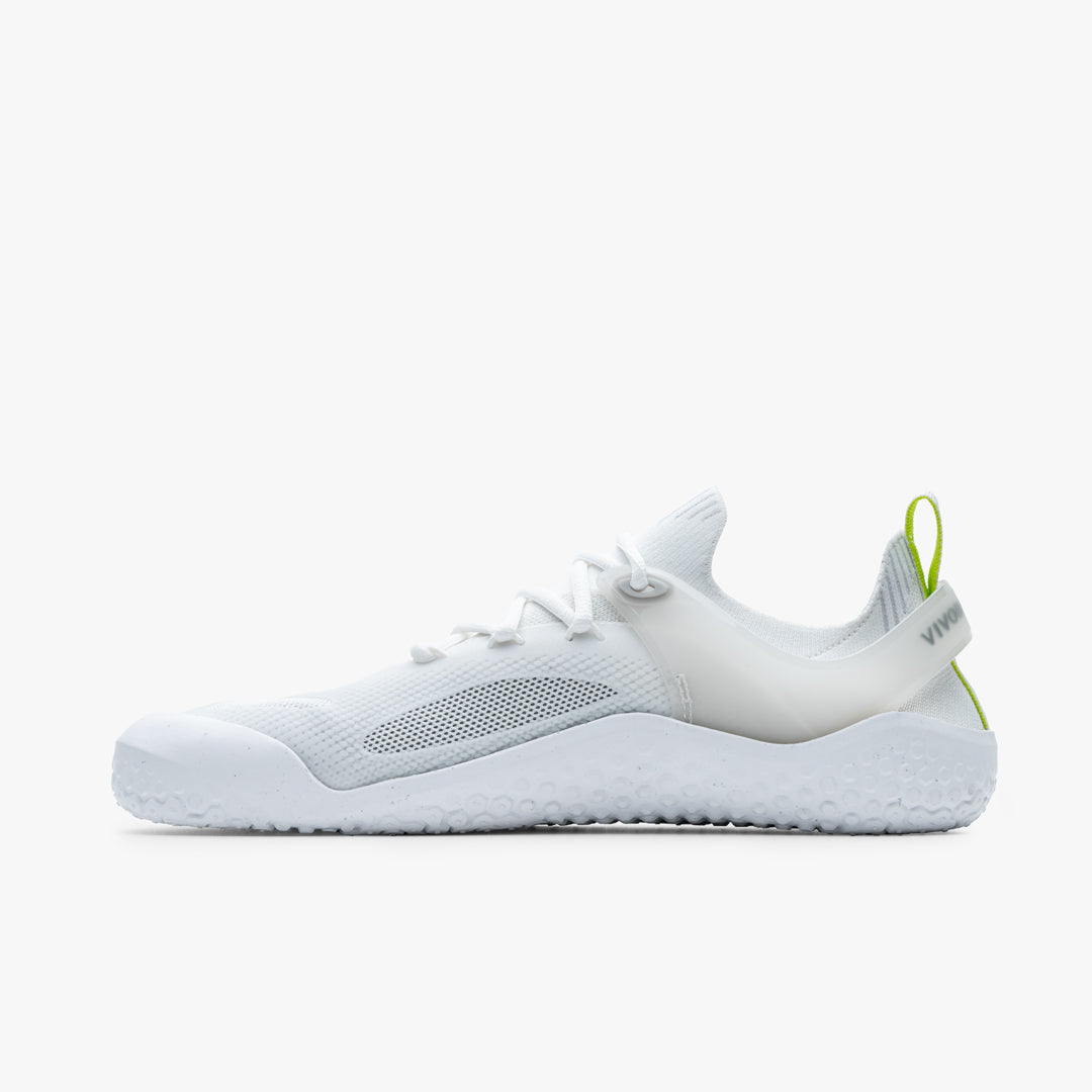 Vivobarefoot Motus Strength Womens i Bright White / Grey, barfodssko med åndbart mesh og struktureret sål for bedre greb, perfekt til fitness.