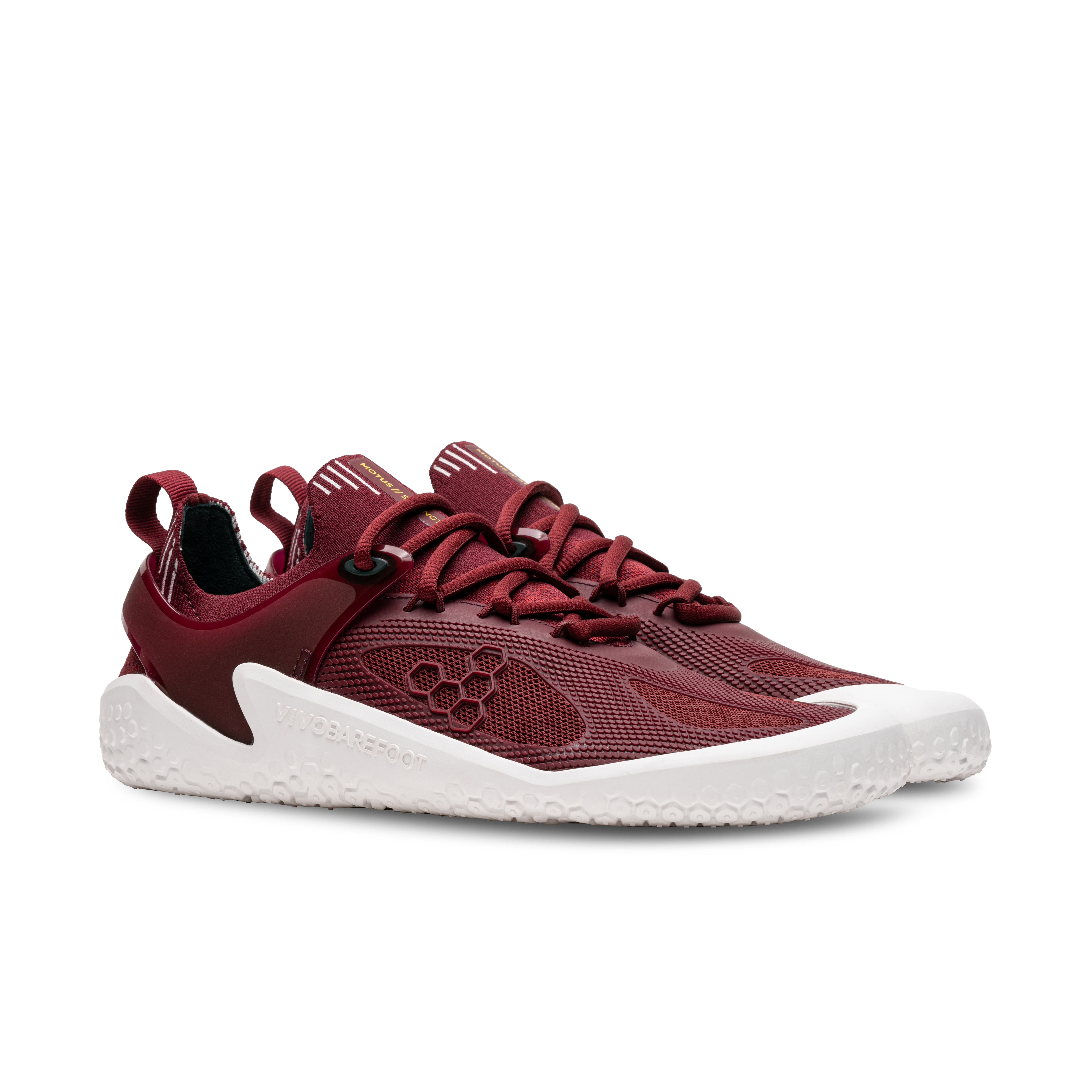 Vivobarefoot Motus Strength Womens i variant Burgundy. Barfodssko designet til sport, med åndbart striknet og letvægts støtte til naturlig fodbevægelse. Ideel til fitness.