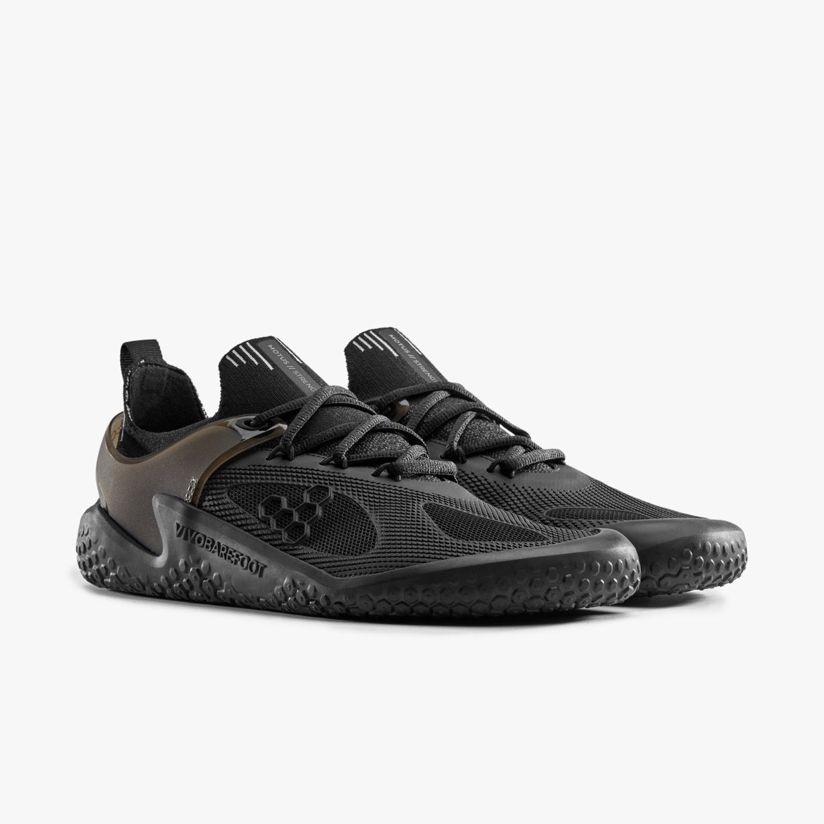 Vivobarefoot Motus Strength Womens i varianten Obsidian, viser en let og funktionel barfodssko med sort meshoverdel og unikt greb, optimal til træning og løb.