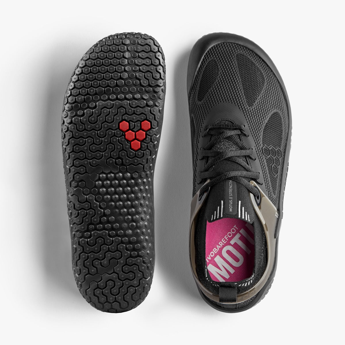 Vivobarefoot Motus Strength i farven Obsidian, kvindemodel, parvisning med sål og top visning. Skoen er designet til aktiv træning med tydeligt mønster for greb og letvægtsmaterialer for komfort.