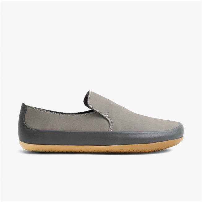 Zinkgrå slip-on med mørk sålkant fra ydersiden