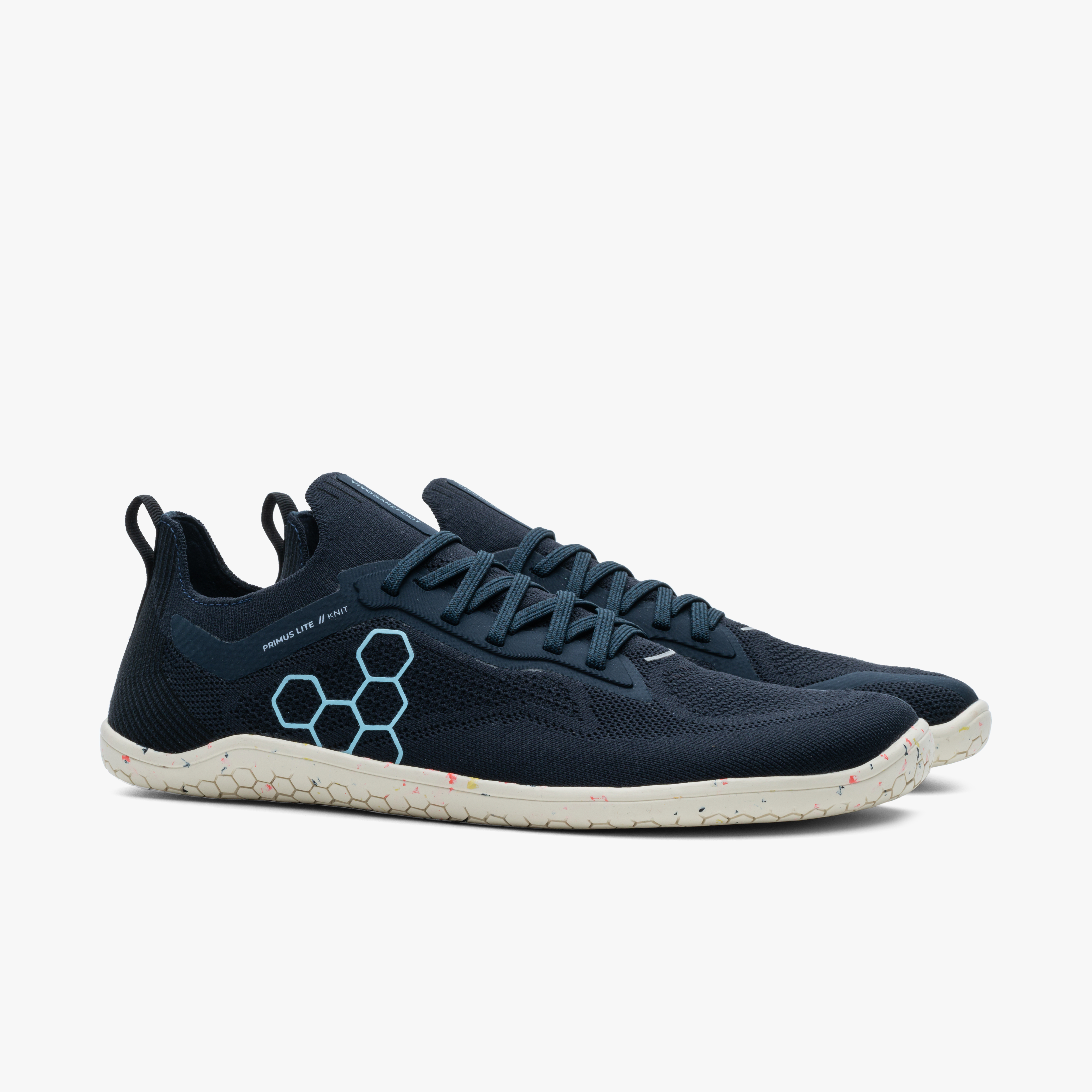 Vivobarefoot Primus Lite Knit Mens i varianten Midnight, viser par af minimalistiske barfodssko fremstillet af miljøvenlige materialer, dyb navyblå med let, åndbar overdel og tynd, fleksibel sål.