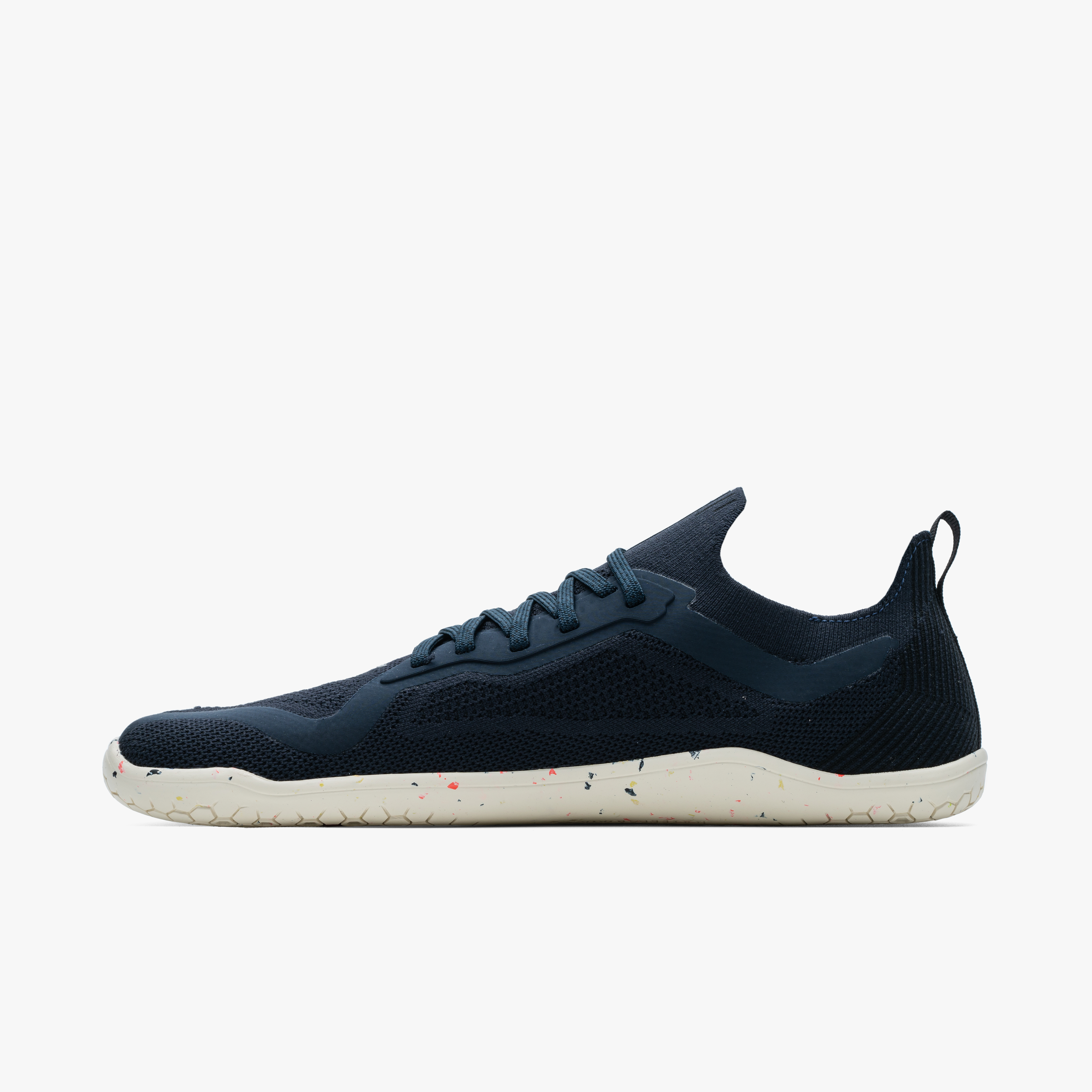 Vivobarefoot Primus Lite Knit herresneaker i varianten Midnight med bæredygtigt design. Mørkeblå, strikket overdel fra 85% genbrugt PET, tynd hvid sål med farvesprøjt. Ideel til barfodstræning og aktiv livsstil.