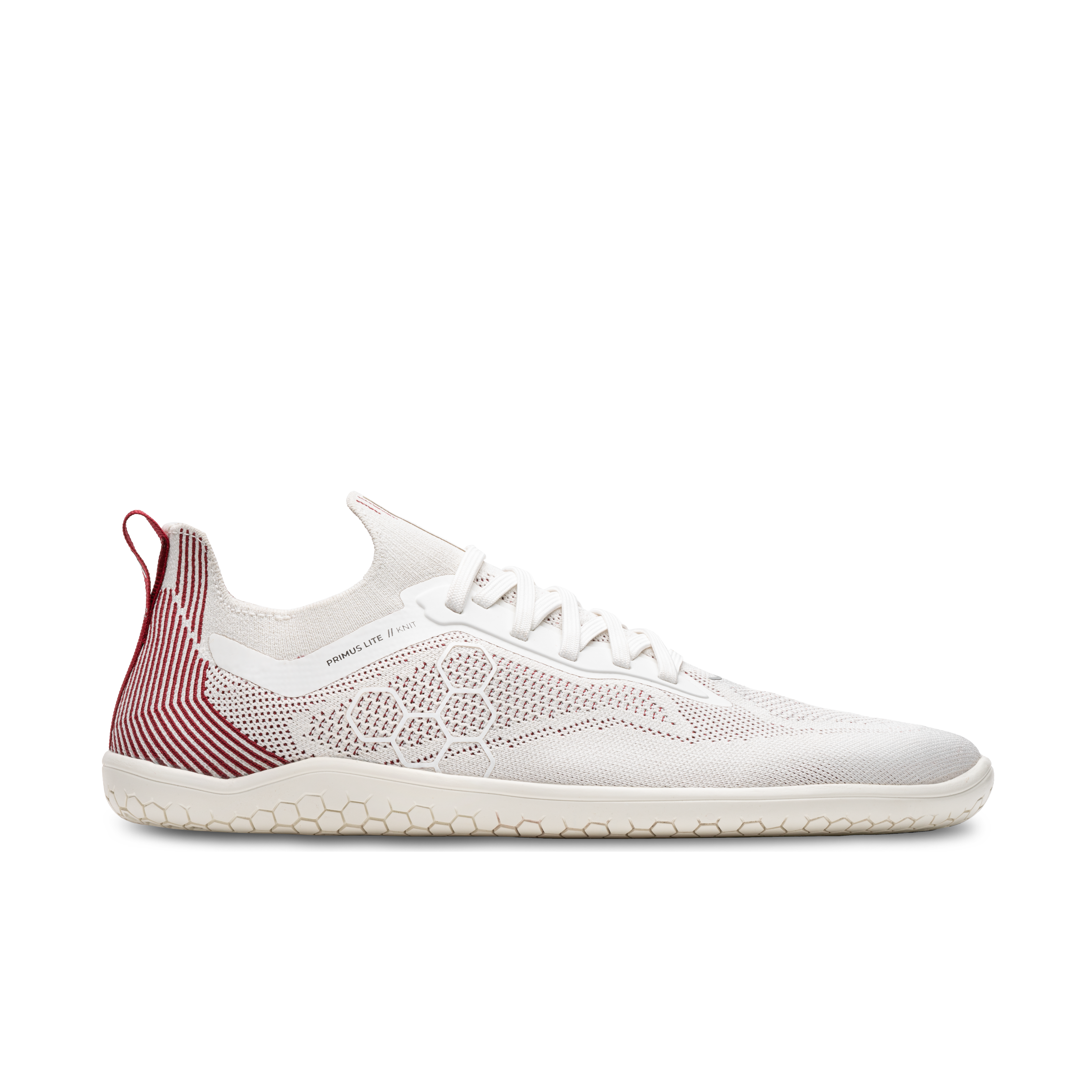 Primus Lite Knit Mens barfodssko fra Vivobarefoot i varianten Off White / Burgundy. Skoen fremviser en off-white, åndbar overdel med burgunder detaljer ved hælen og en ultratynd sål for naturlig fodbevægelse.