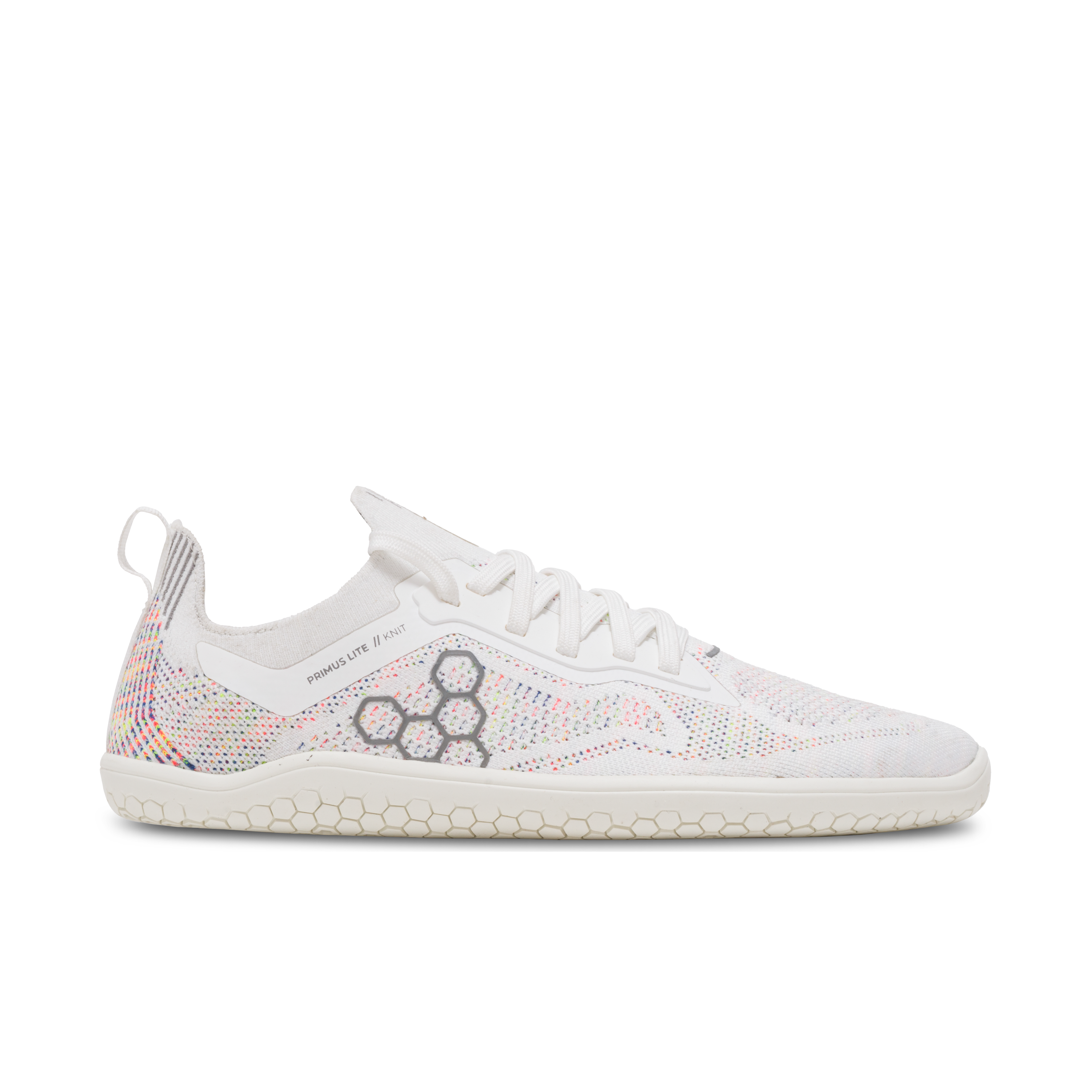 Vivobarefoot Primus Lite Knit til kvinder, variant Bright White Iridescent, fremviser en minimalistisk knyttet overdel med iriserende prikker og tynd, fleksibel sål for naturlig fodbevægelse.