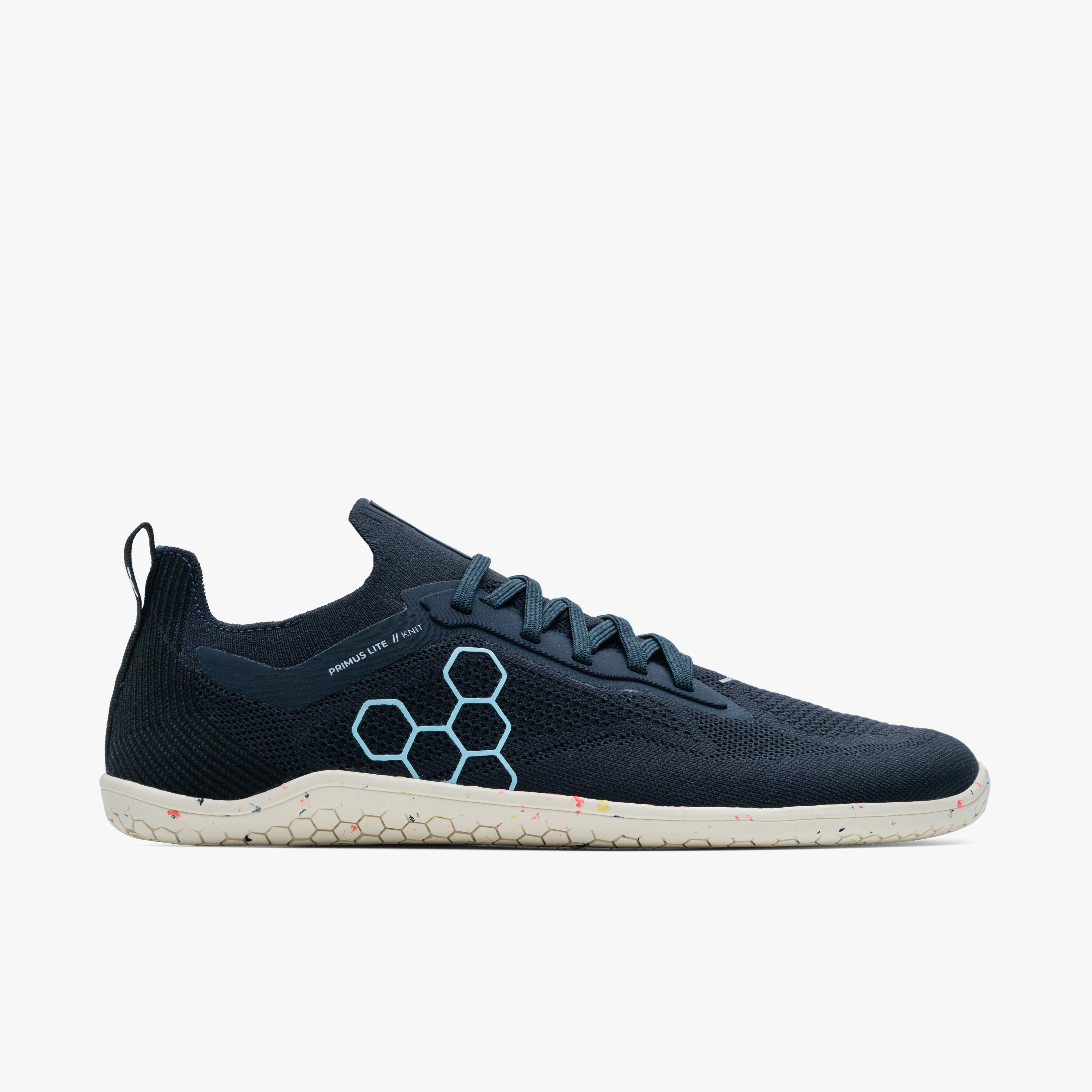 Vivobarefoot Primus Lite Knit til kvinder i farven Midnight, viser en side udenfor perspektiv af en barfodssko med mørkeblåt strikket overdel, let mønstret sål og en hælflap.