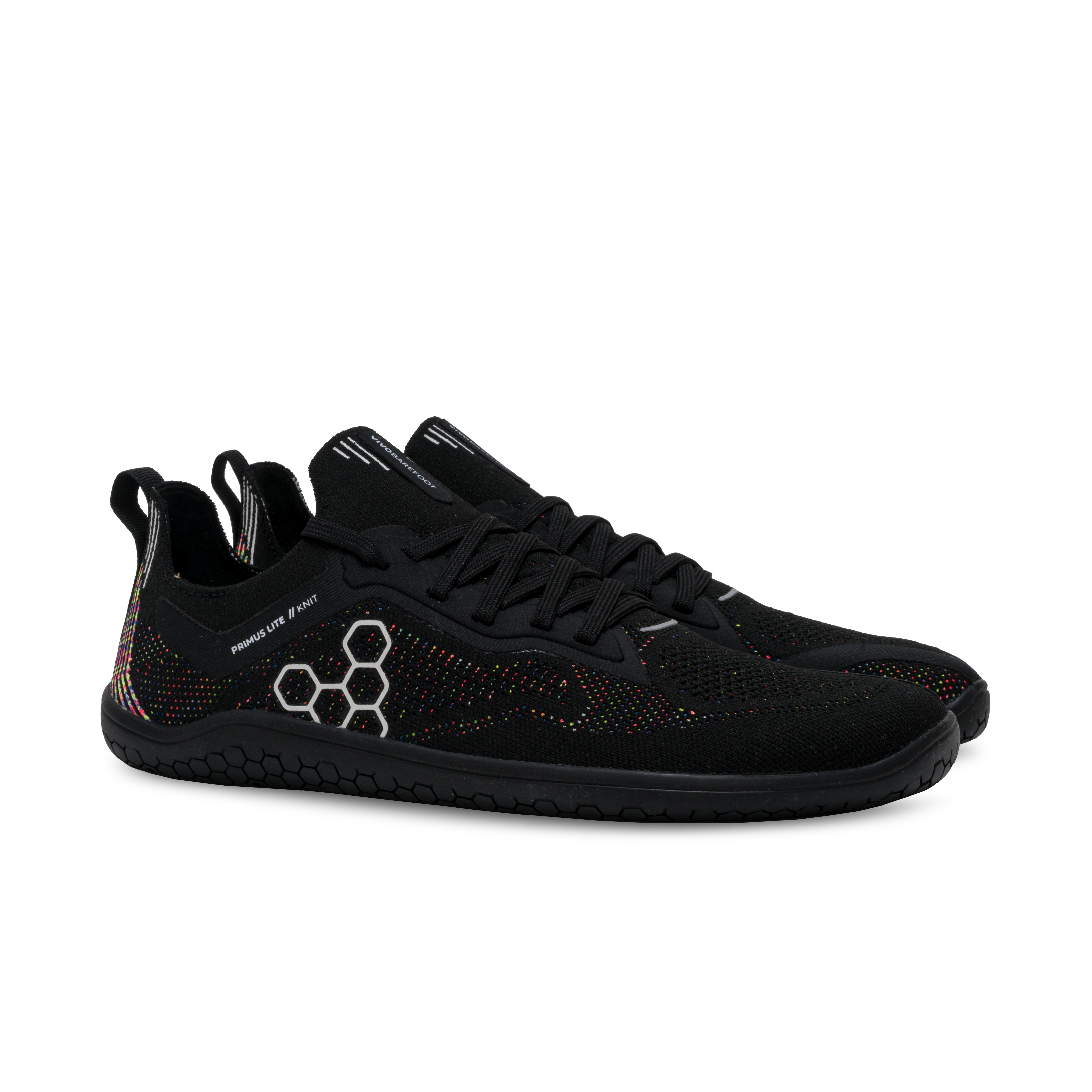 Vivobarefoot Primus Lite Knit til kvinder i varianten 'Obsidian Iridescent', fremviser en let barfodssko i sort med flerfarvede, iriserende detaljer. Designet understøtter naturlig fodbevægelse.