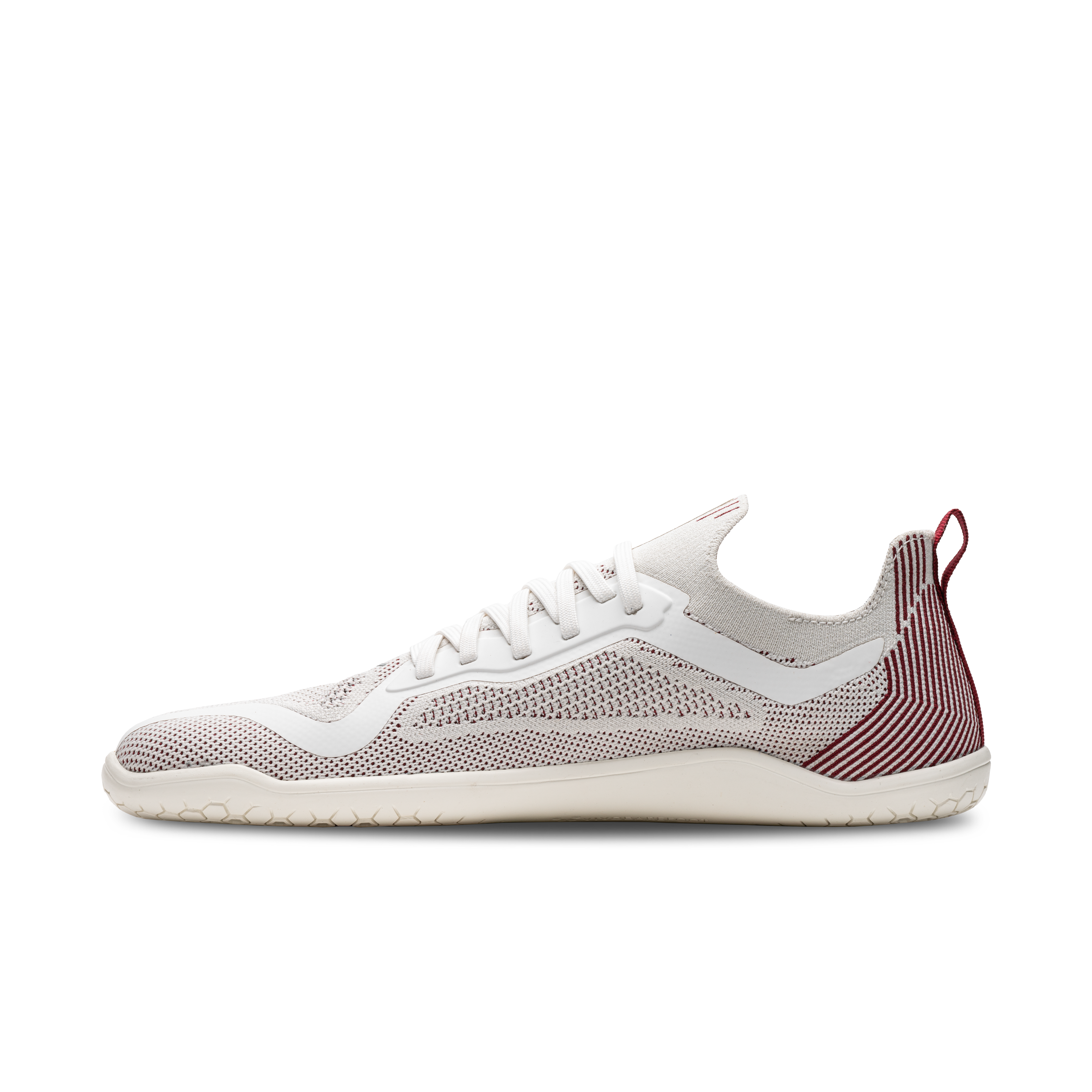 Vivobarefoot Primus Lite Knit til kvinder, variant Off White / Burgundy, viser en barfodssko med strømlinet design og perforeringer til åndbarhed, fremstillet af genbrugsmaterialer.