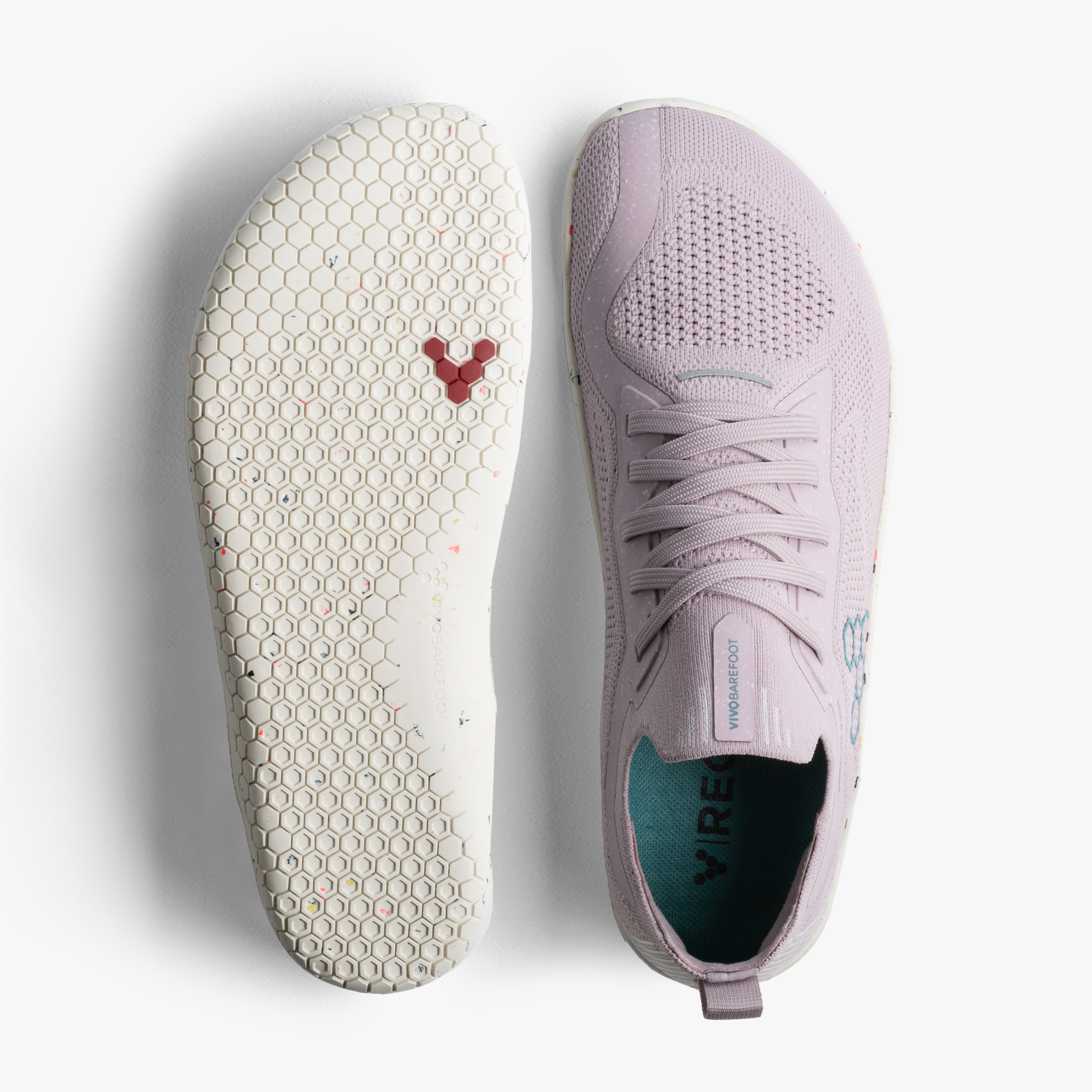 Vivobarefoot Primus Lite Knit til kvinder i farven Violet Ice, vist i perspektiv med synlige sål og overdel. Ideel til barfodsløb, lavet af miljøvenlige materialer.