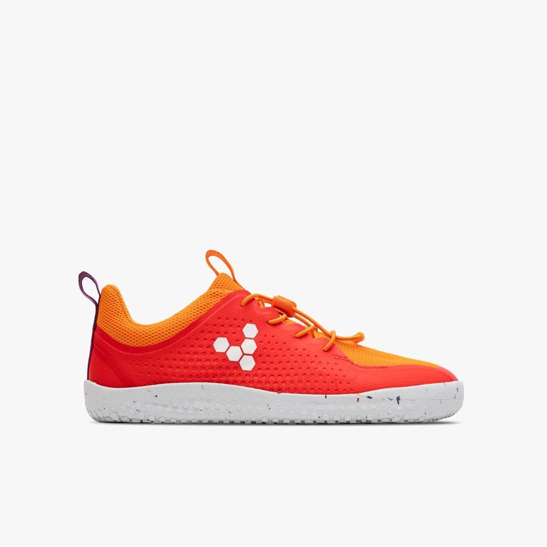 Vivobarefoot Primus Sport III Juniors barfodssko i Cherry Tomato farve, set fra ydersiden, med orange og rød mesh, hvid sål med farvede prikker og brandets hexagonmønster.