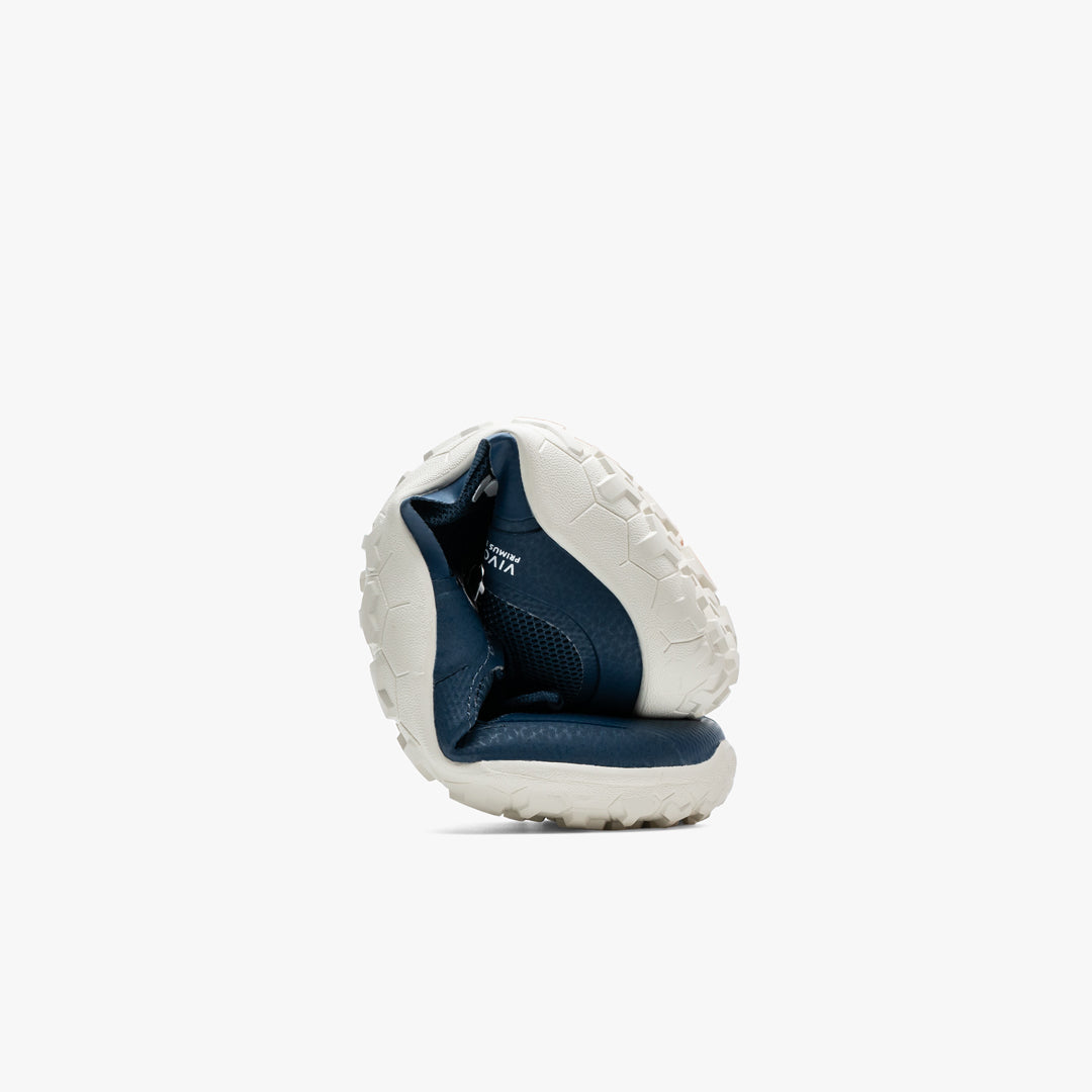 Vivobarefoot Primus Trail II FG Womens minimalsko i navyblå med tyk, hvid sål og fleksibelt design til optimal terrænføling og naturlig fodbevægelse.