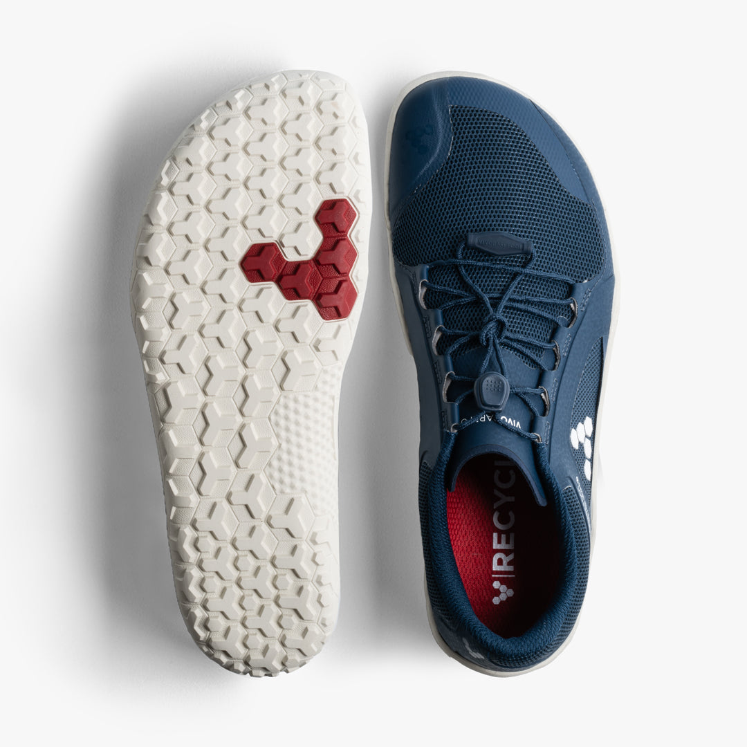 Vivobarefoot Primus Trail II FG Womens, navyblå barfodssko, viser top og sål. Overdel i mesh, rødt genanvendt indermateriale og hvid hexagonal sål med rødt område til stødabsorbering.