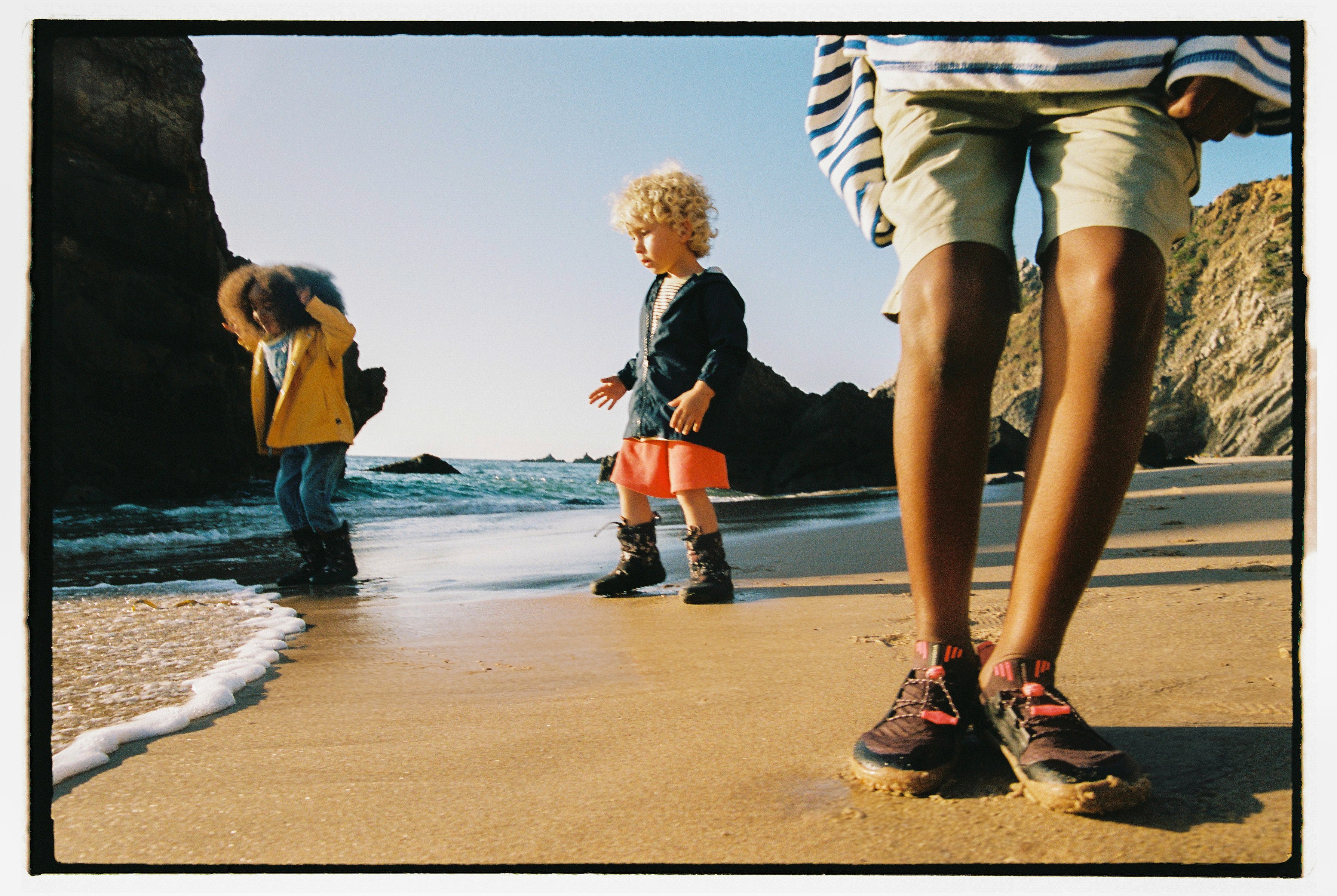 Vivobarefoot Primus Trail Knit FG Juniors barfodssko i huckleberry/ molten lava på stranden