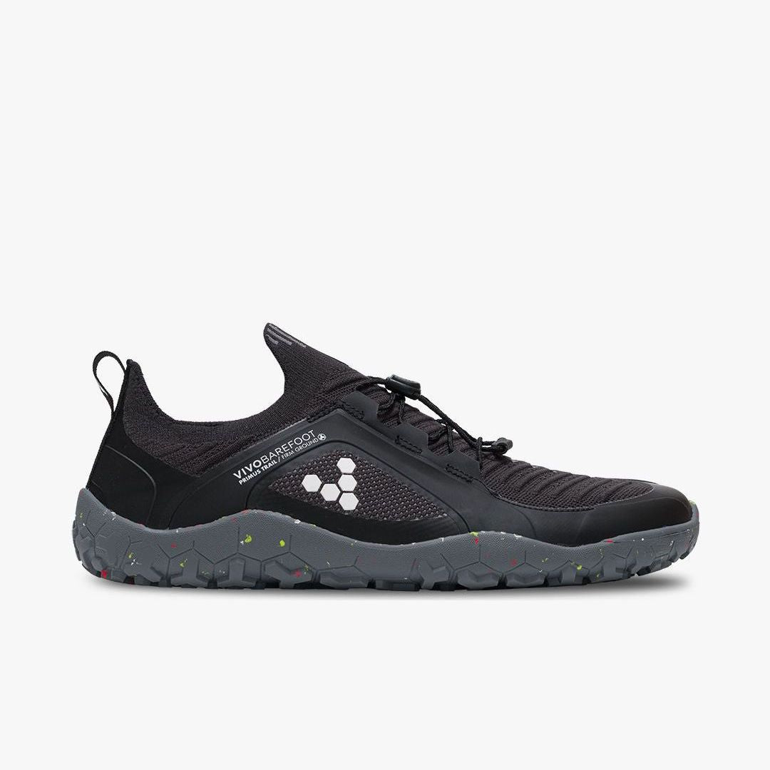 Vivobarefoot Primus Trail Knit FG Mens i Obsidian/Grey med åndbar overdel i genanvendt mesh og holdbar, barfodet trail-ydersål. Skoen viser sin profil med let synlig, struktureret sål og stramme snørebånd.