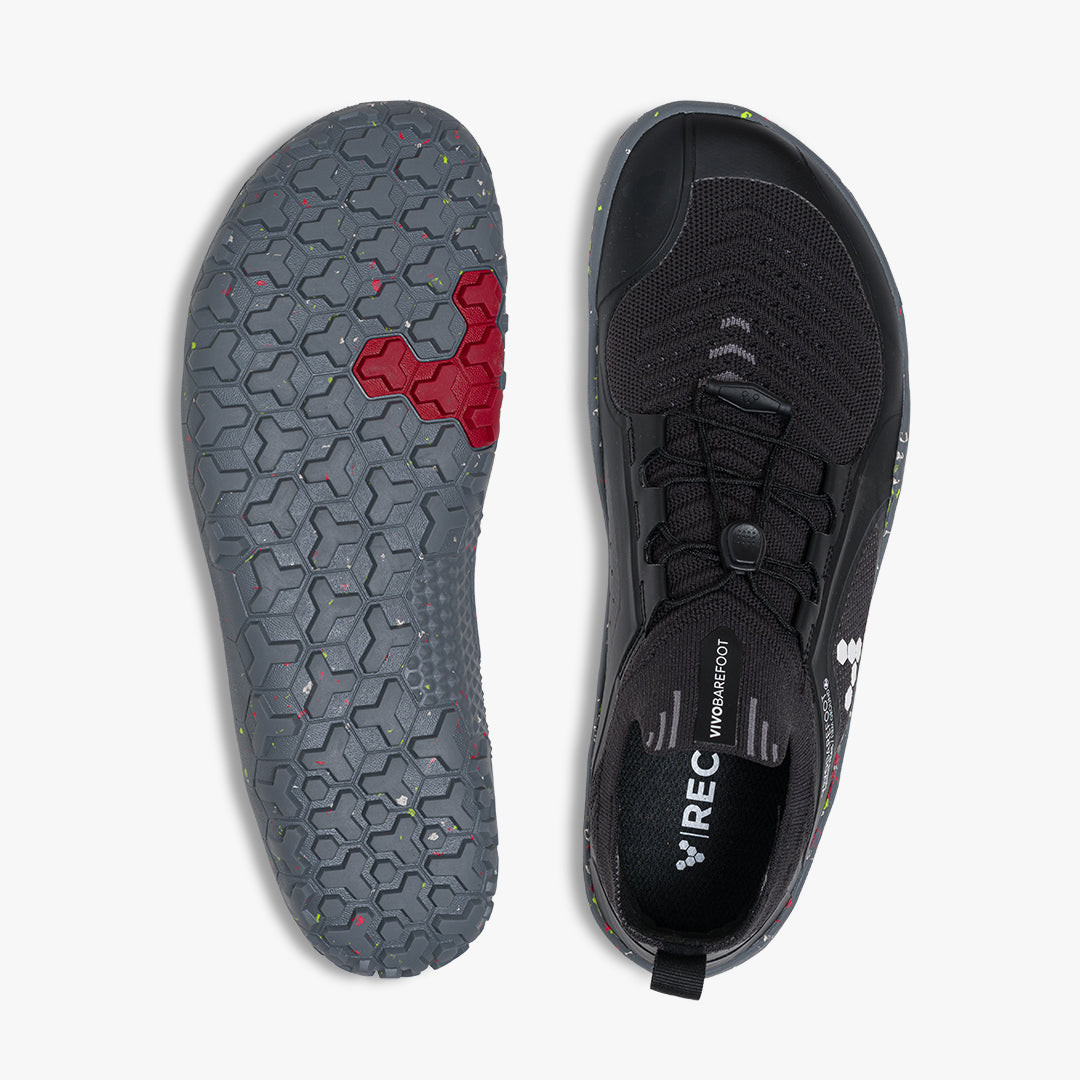 Vivobarefoot Primus Trail Knit FG Mens i farvevarianten Obsidian/Grey, viser en barfodssko med åndbar overdel og skridsikker ydersål velegnet til terrænløb.