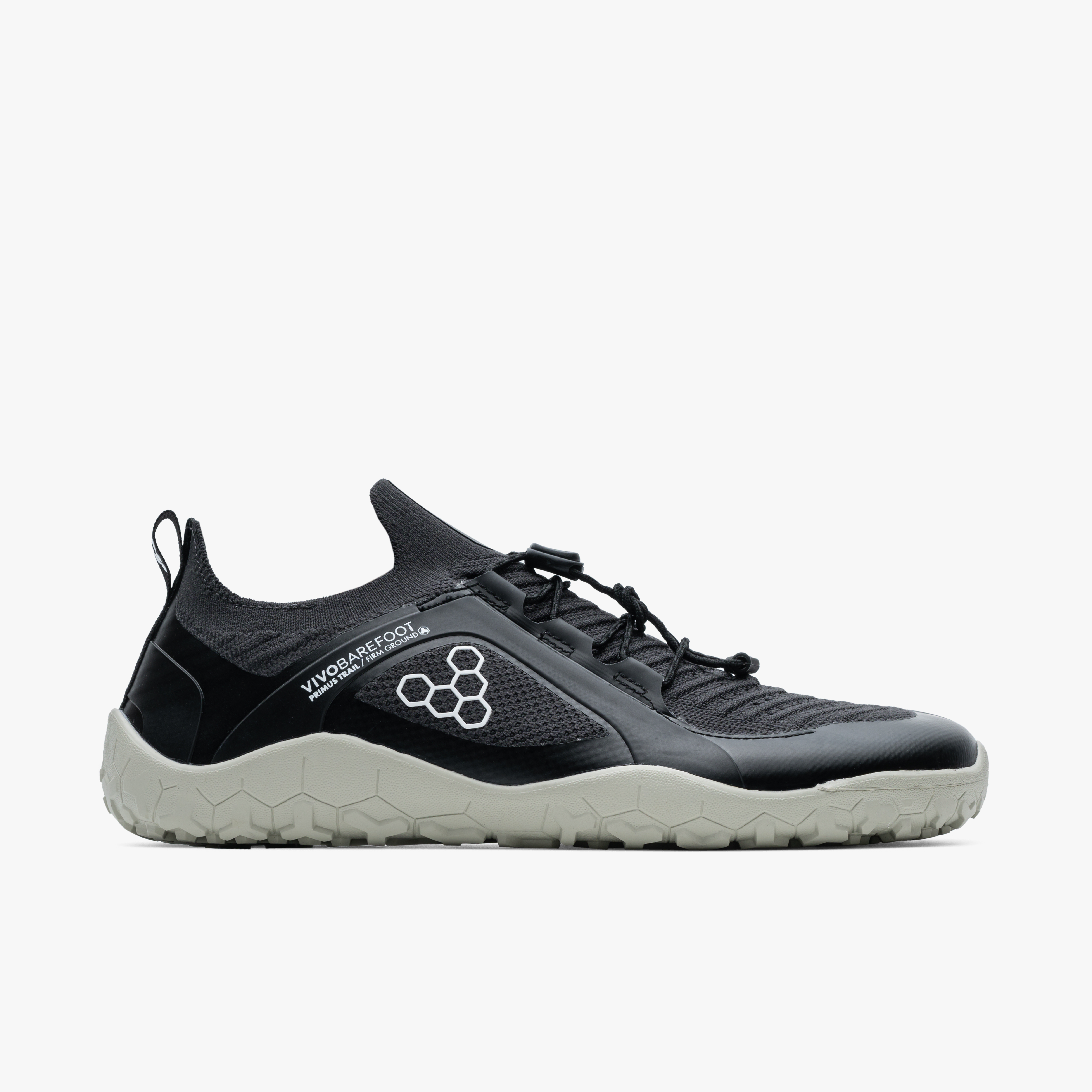 Vivobarefoot Primus Trail Knit FG til mænd i farven 'Obsidian / Pelican', fremviser en barfodssko designet til trail og løb med åndbar maskeoverdel og sikker ydersål.