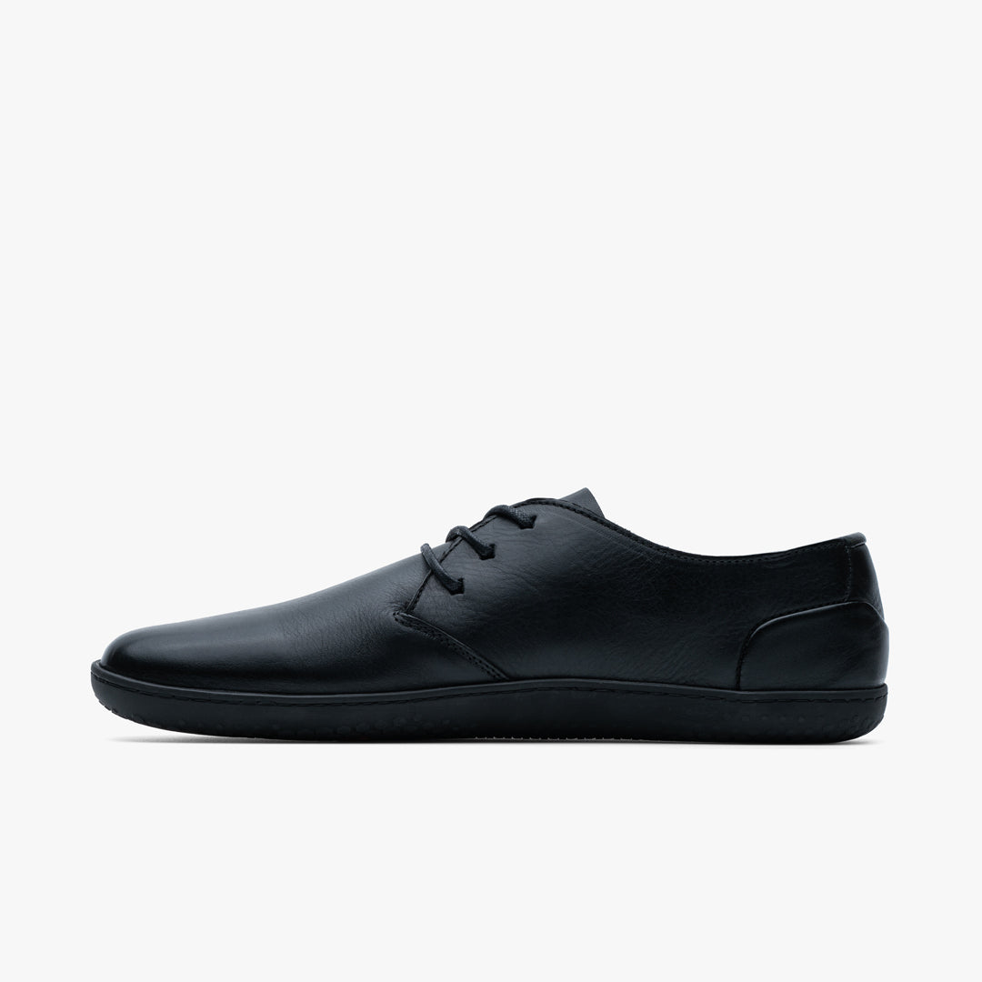 Vivobarefoot Ra III Lux Mens i Obsidian, sort læder herresko set fra siden. Minimalistisk design, organisk bomuldsnore, lavet til naturlig fodmekanik.