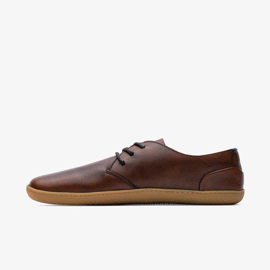 Vivobarefoot Ra III Lux Mens sko i Tan set fra indersiden. Minimalistisk Oxford-stil med glat, brun læderoverdel og sort snørebånd, på en gummisål, ideel til barfodsfunktion.