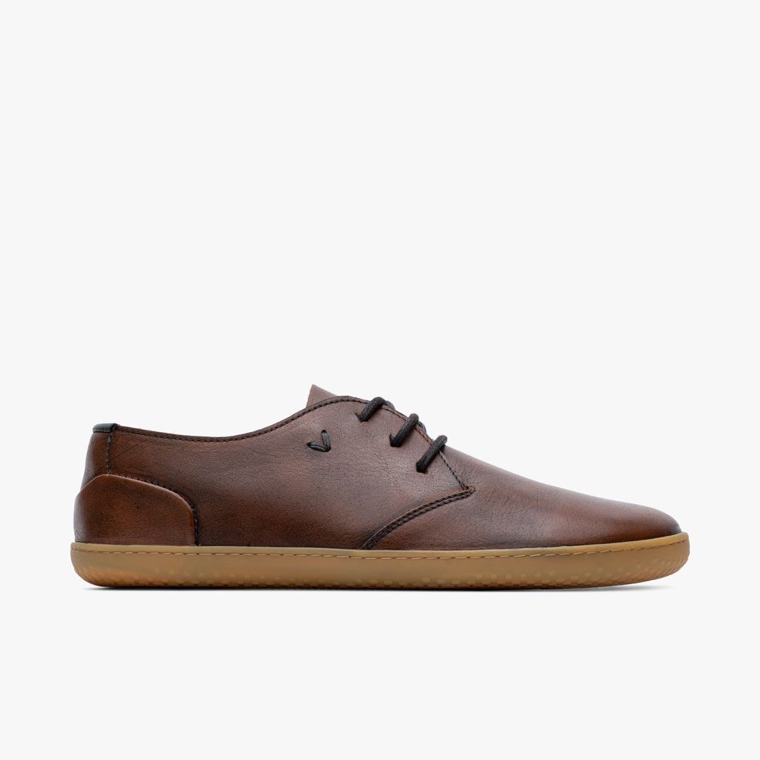 Vivobarefoot Ra III Lux Mens Tan sko i en Oxford-stil, lavet af metal-frit ko-læder med sort snøring og lys brun gummisål, designet til naturlig fodmekanik.