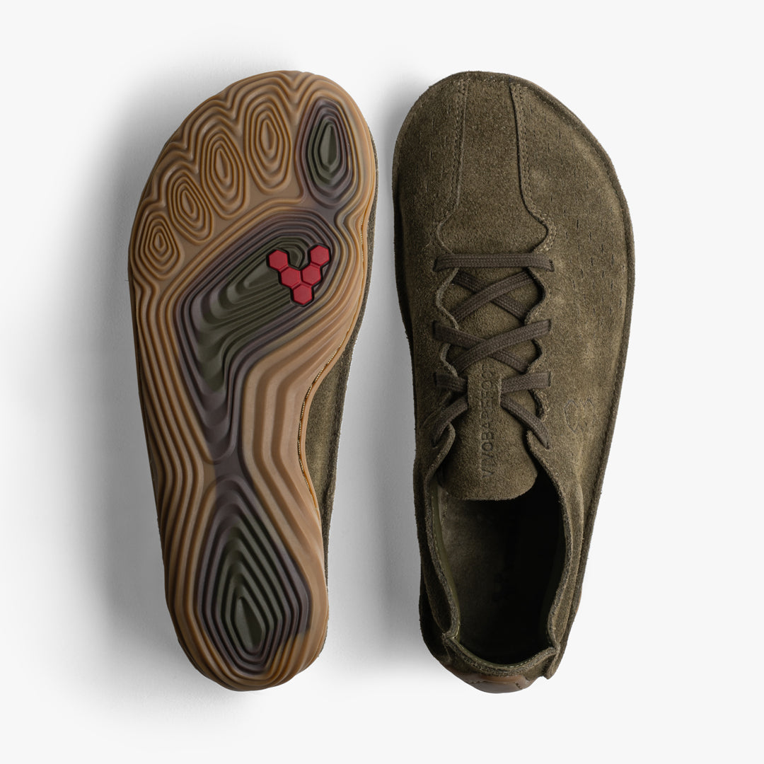 Vivobarefoot Sensus Mens i Olive fremviser et barfodssko design med robust vildthudslæder og en tredimensionel sål der forbedrer sensorisk kontakt.