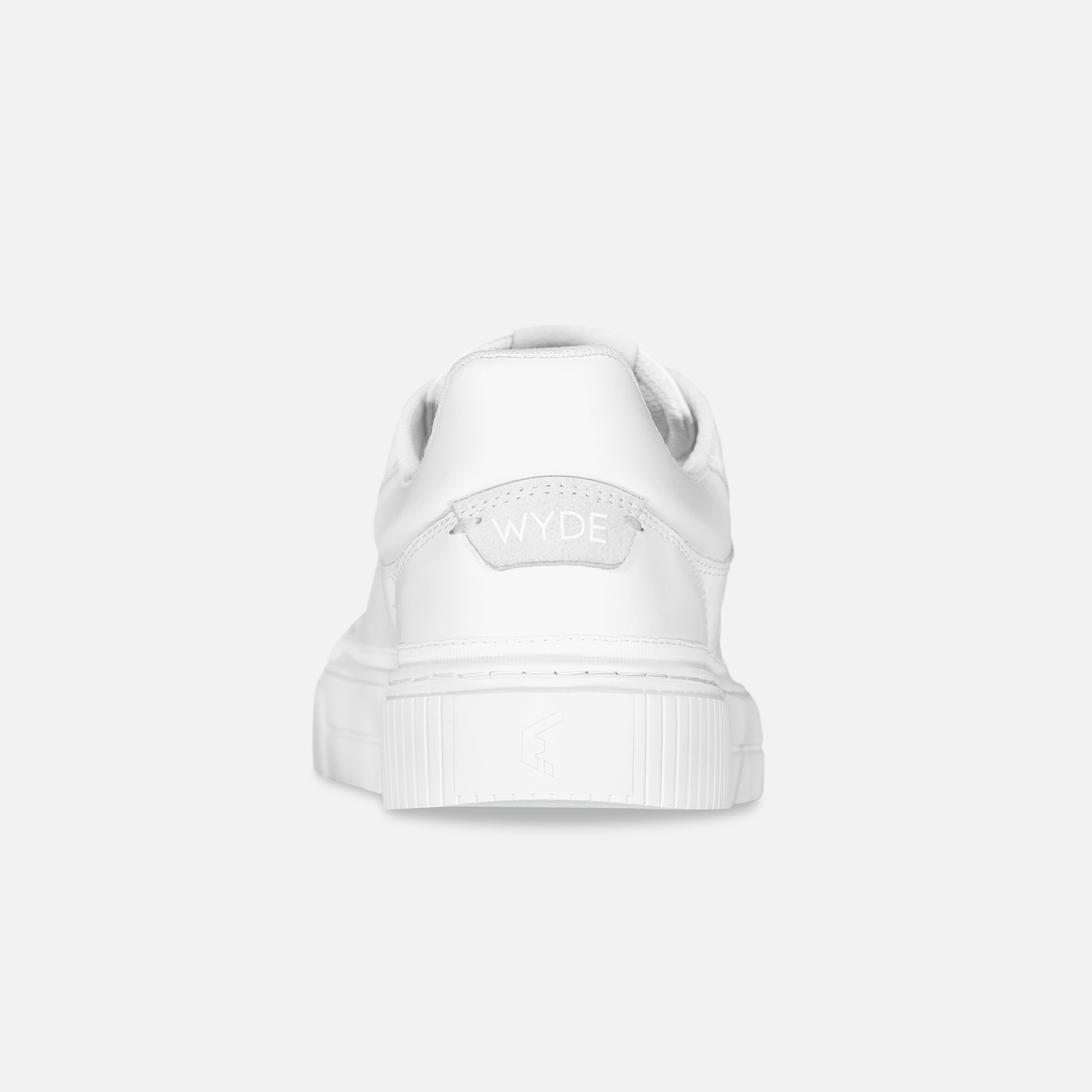 Wyde Arcus sneaker set bagfra i farven All White, med brandsyning på hælen og gummisål med tekstur.