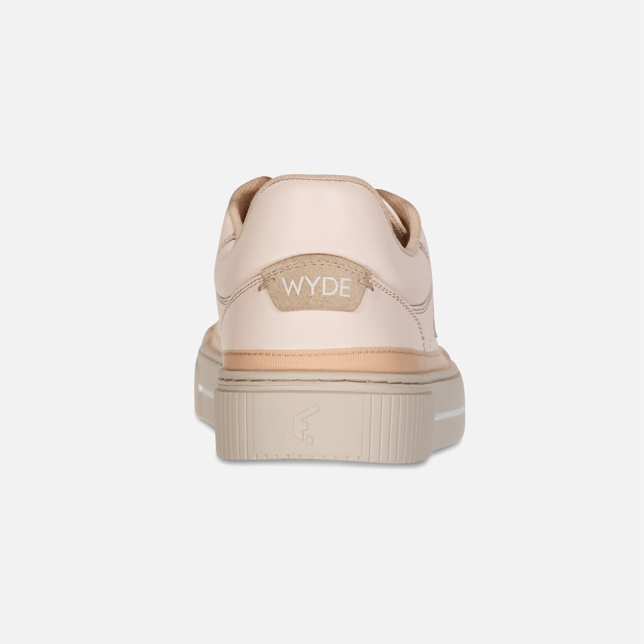 Wyde Arcus sneaker i Peach variant set bagfra, med 'WYDE' logo på suededetalje. Let beige sål med tekstur for holdbarhed.