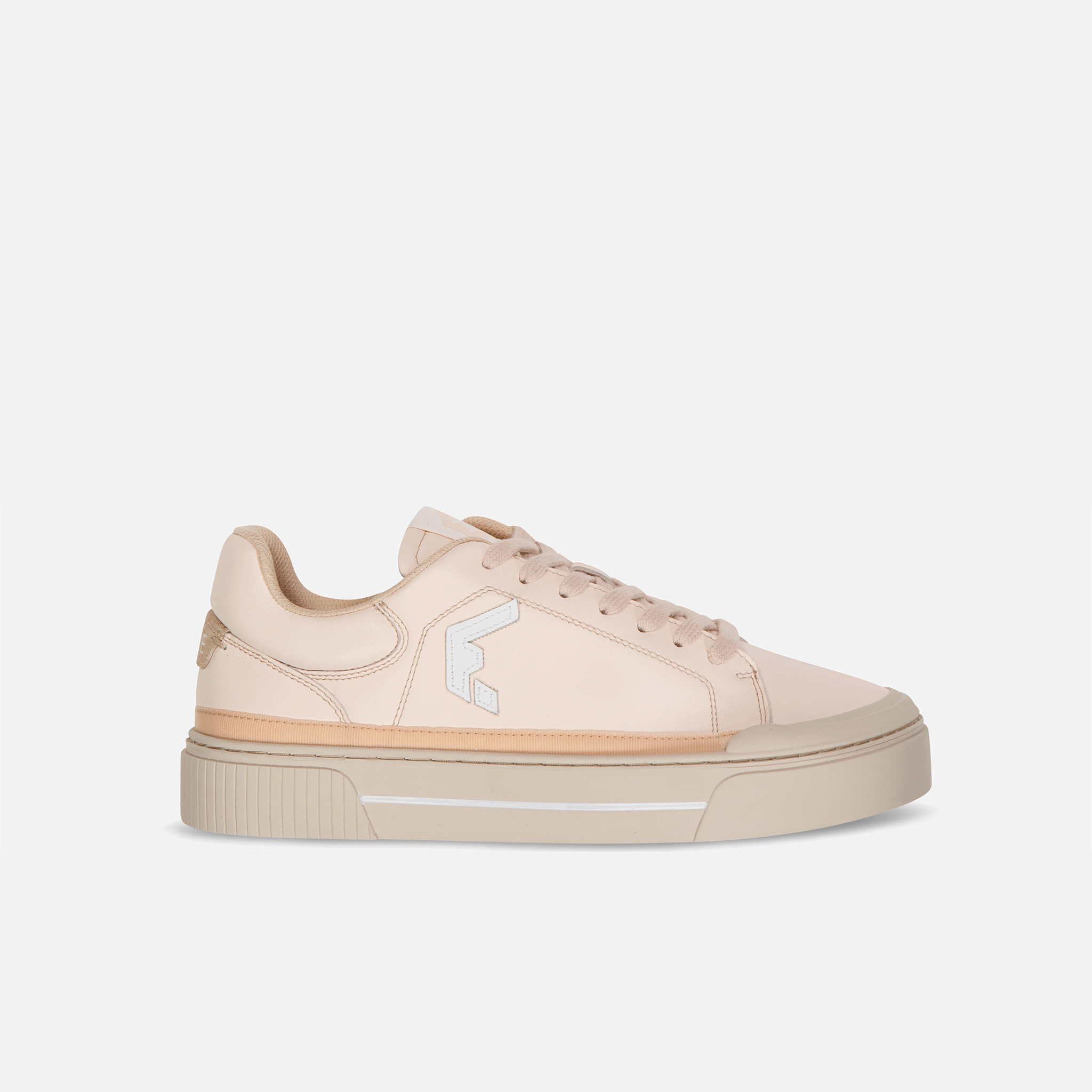 Wyde Arcus sneaker i variant Peach. Unisex-sko med glat overdel i ferskenfarvet med hvidt logo på siden og beige gummisål. Moderne design til voksne.