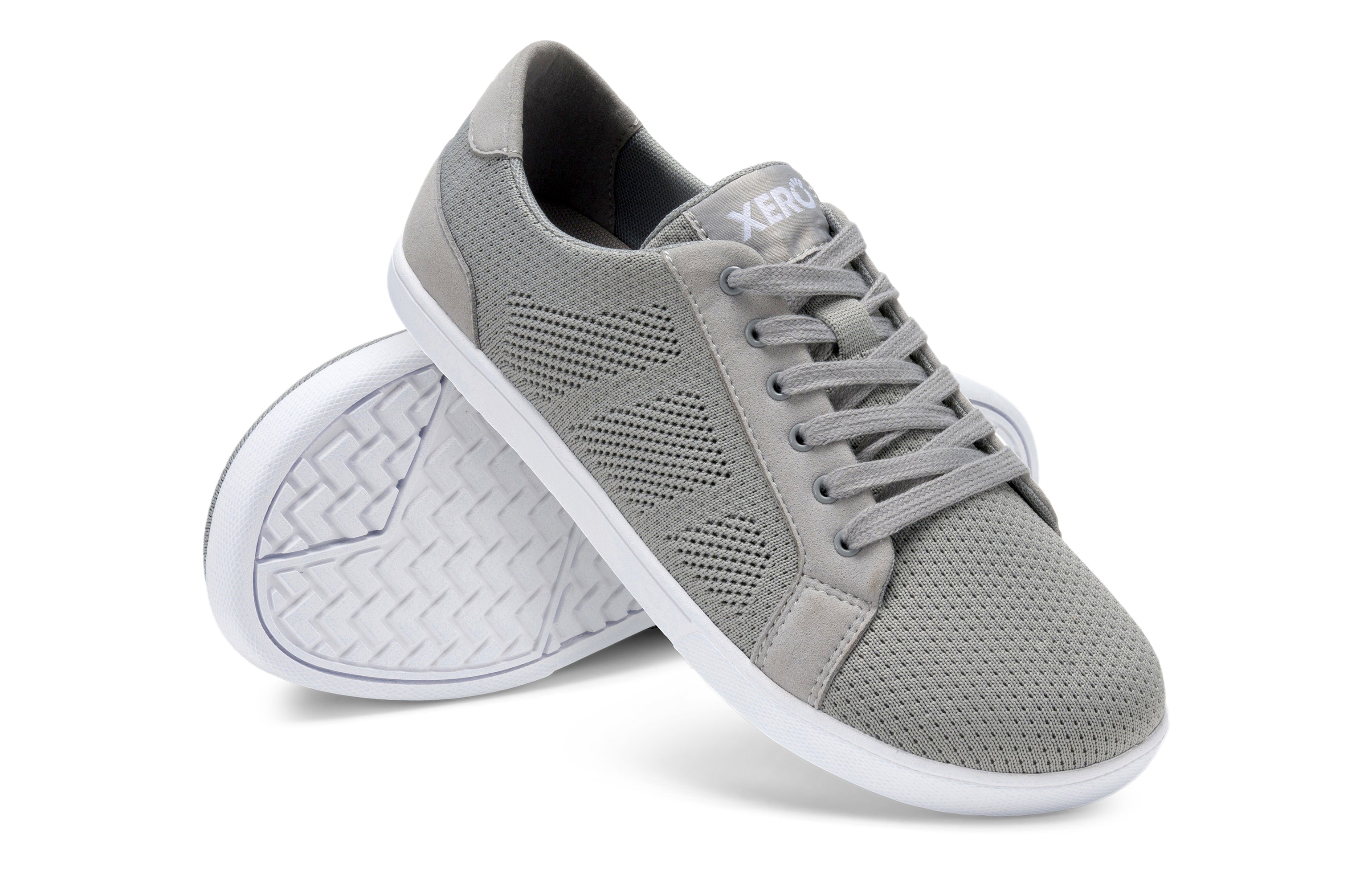 Xero Shoes Dillon Mens sneaker i Alloy variant med åndbart mesh i lysegrå og tynd, fleksibel FeelTrue® sål. Minimalistisk stil, ideel til barfodskomfort og balance.