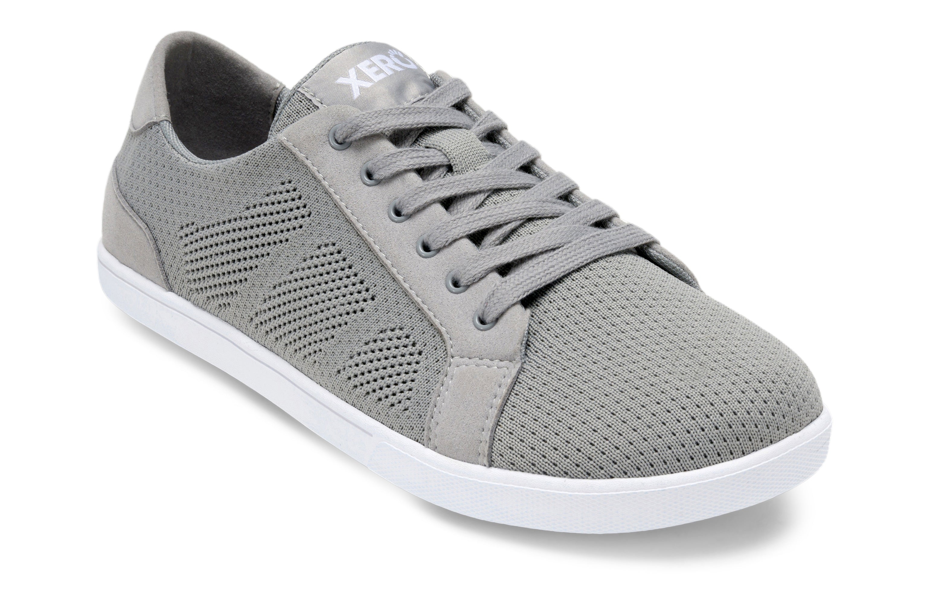 Dillon Mens sneaker fra Xero Shoes i varianten Alloy, viser en åndbar grå mesh-overdel og hvid tynd FeelTrue® sål, designet til barfodskomfort.