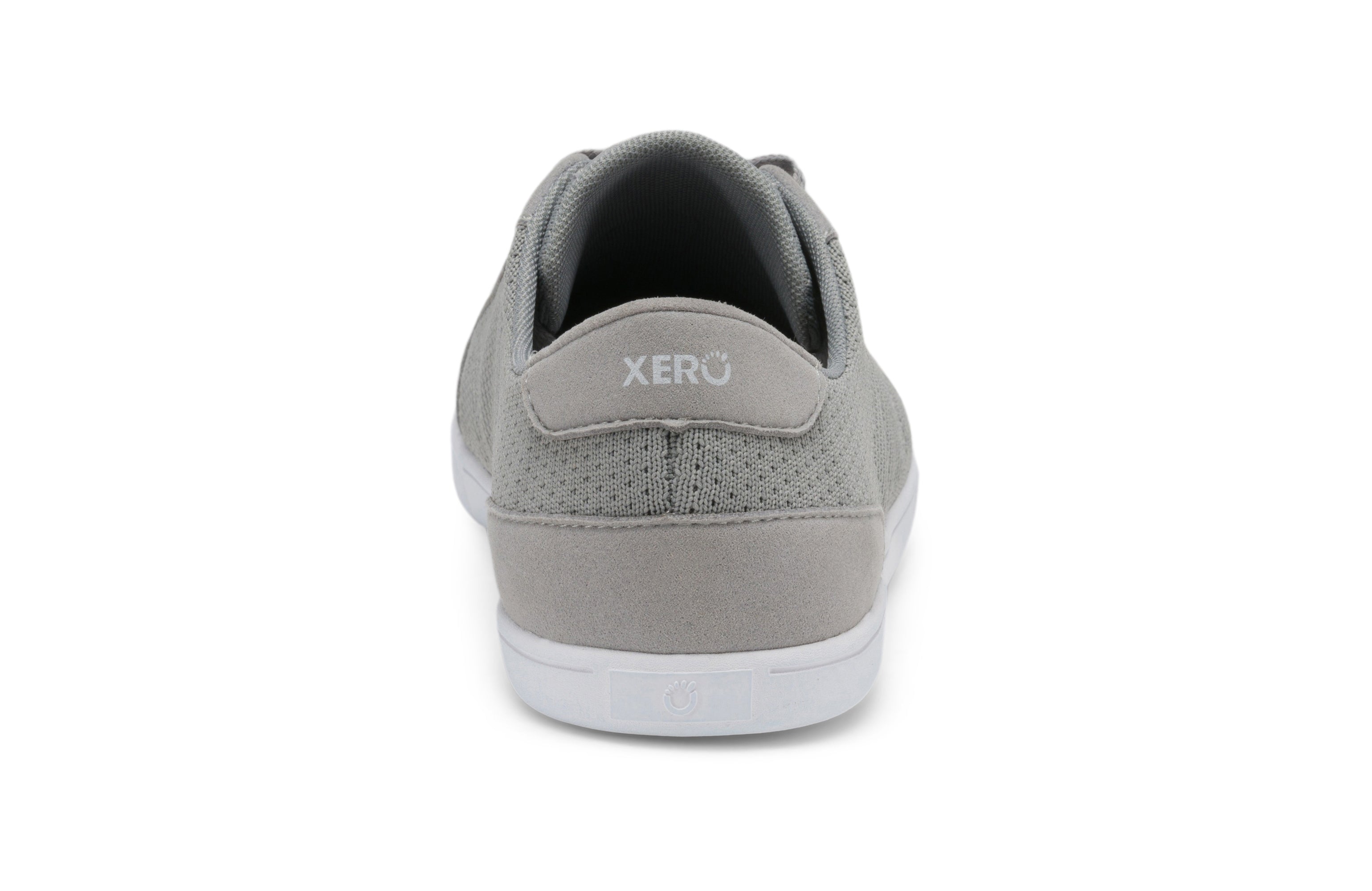 Bagsiden af Xero Shoes Dillon Mens sneaker i Alloy variant, med en lysgrå mesh overdel, hvid Xero logo og minimalistisk FeelTrue® sål for barfodsfølelse.