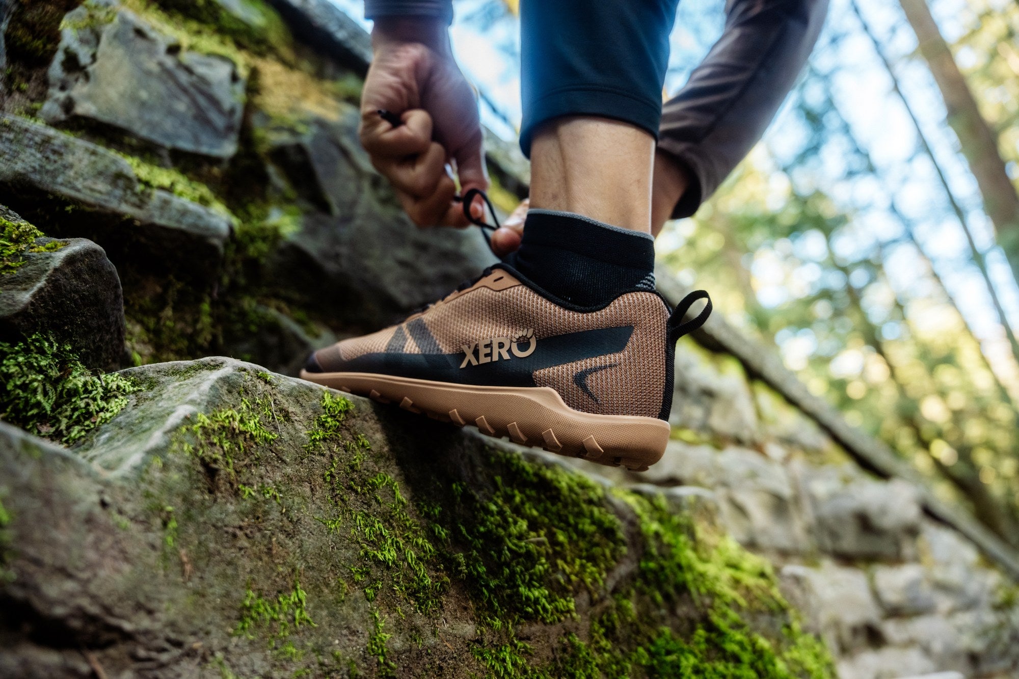Xero Shoes Mesa Summit barfodssko til herre i farven Rawhide, livsstilsbillede