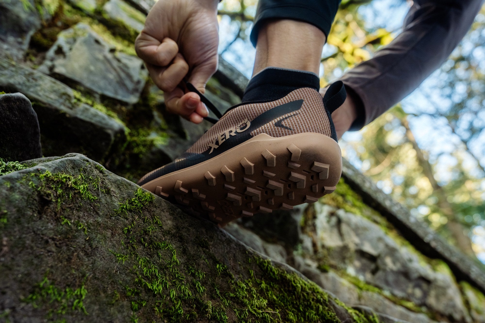 Xero Shoes Mesa Summit barfodssko til herre i farven Rawhide, livsstilsbillede