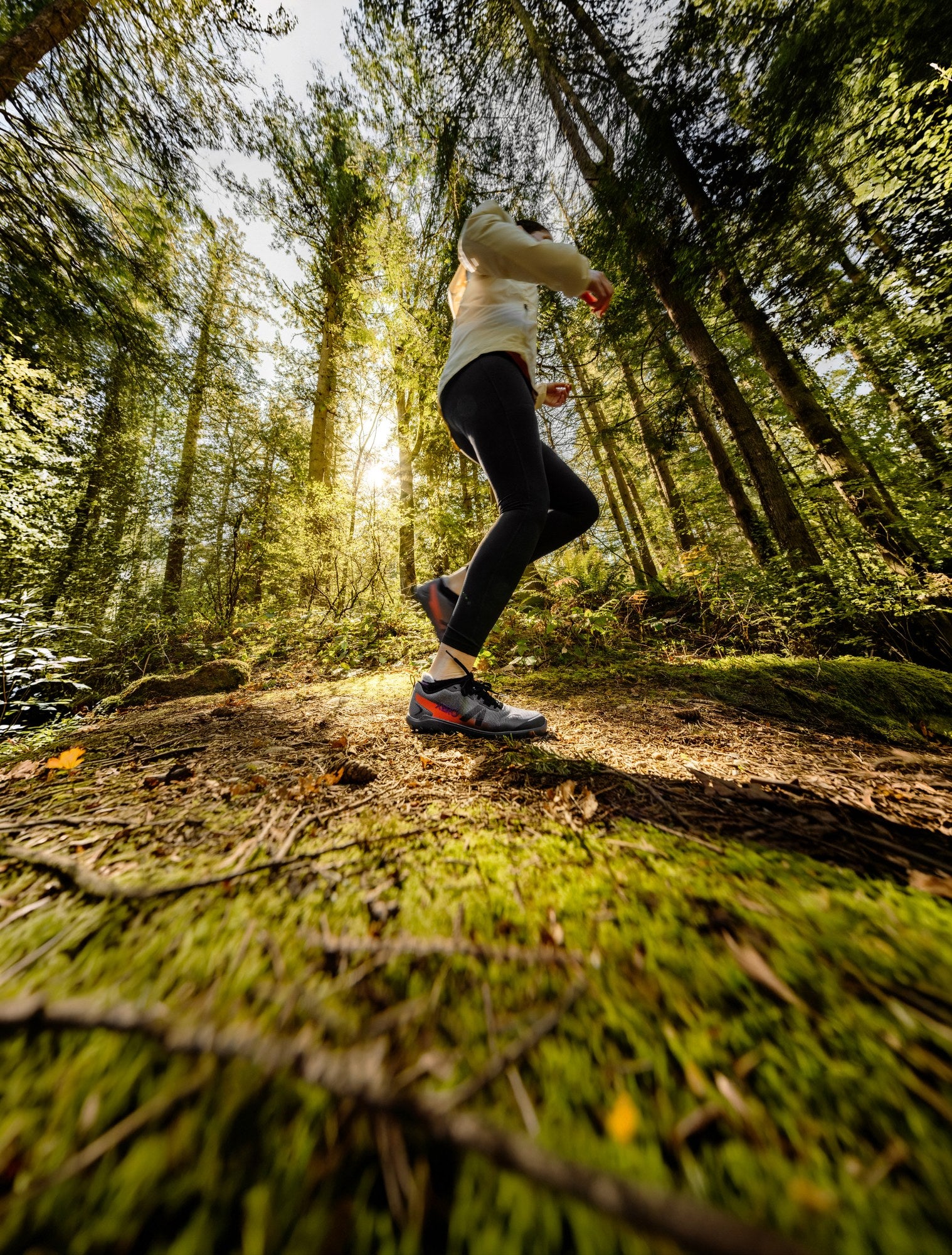 Xero Shoes Mesa Summit barfodssko til dame i farven Asphalt / Multi, livsstilsbillede