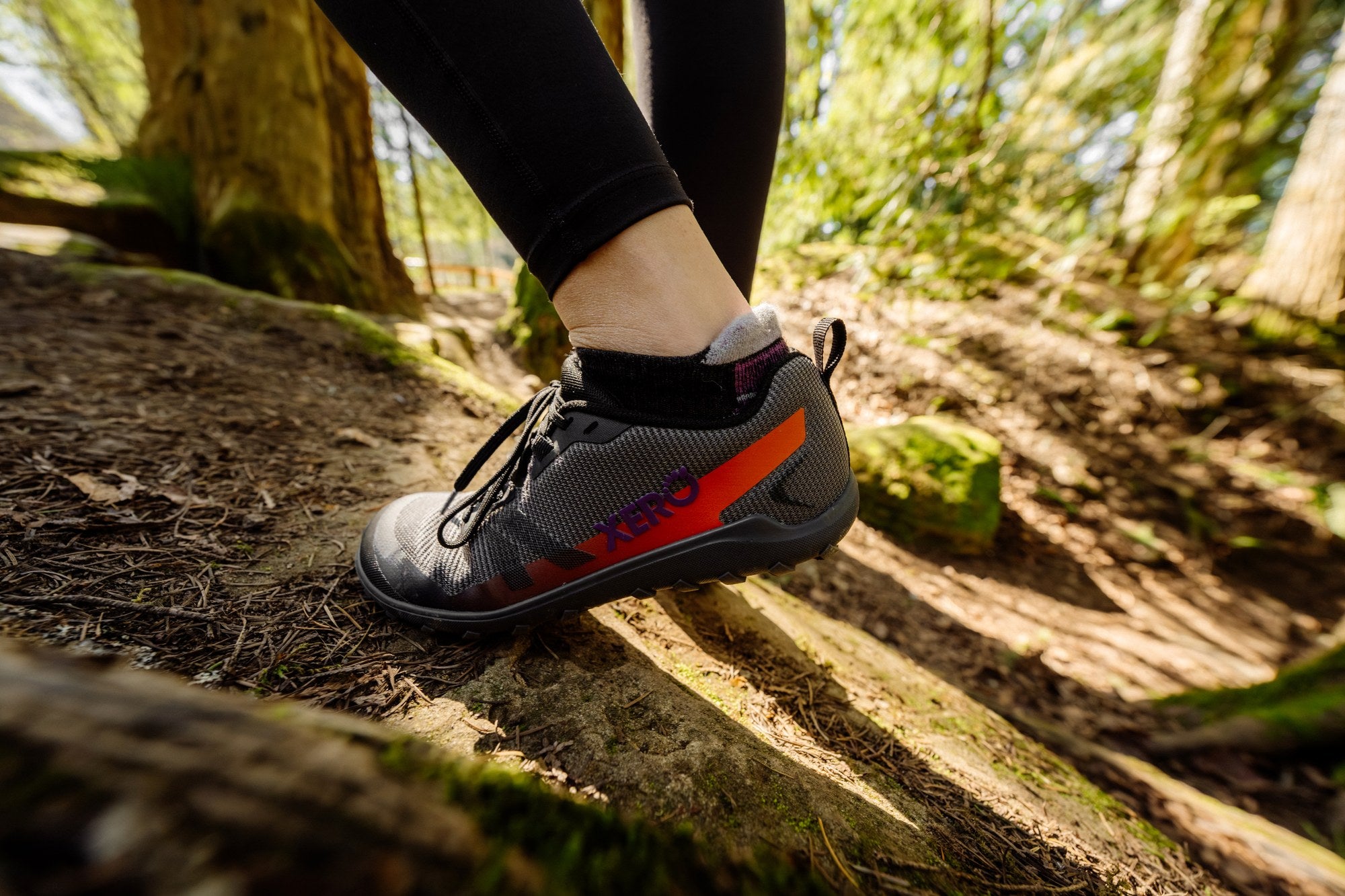 Xero Shoes Mesa Summit barfodssko til dame i farven Asphalt / Multi, livsstilsbillede