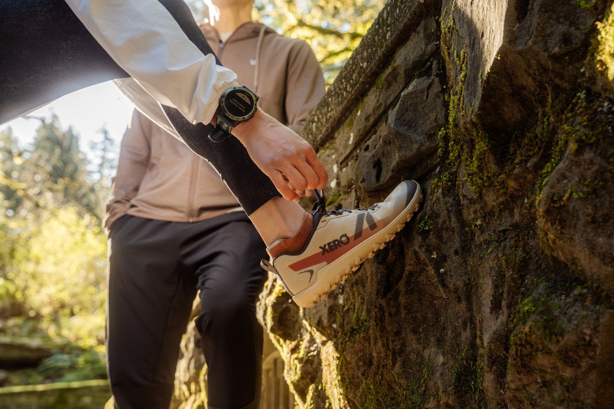 Xero Shoes Mesa Summit barfodssko til dame i farven Irish Cream, livsstilsbillede