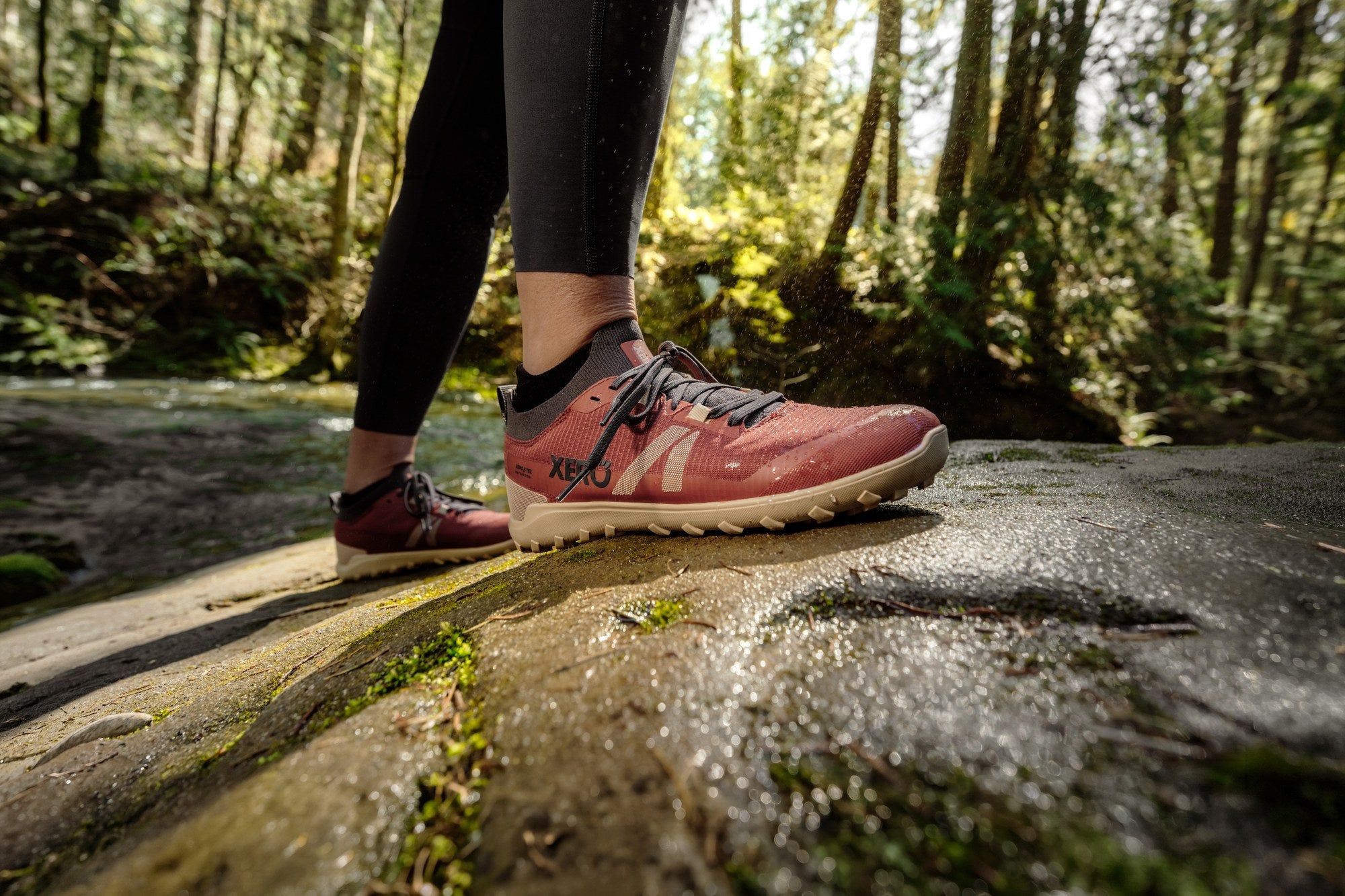 Xero Shoes Mesa Summit WP barfodssko til dame i farven Burnt Brick, livsstilsbillede