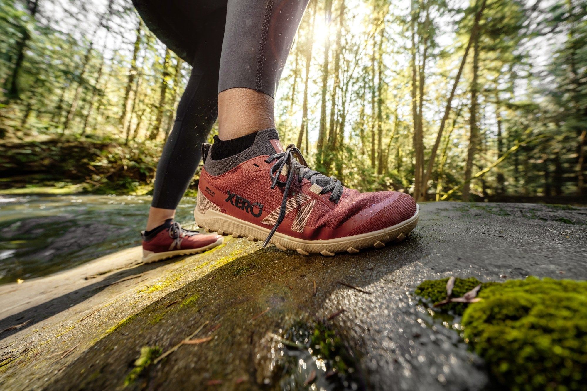 Xero Shoes Mesa Summit WP barfodssko til dame i farven Burnt Brick, livsstilsbillede