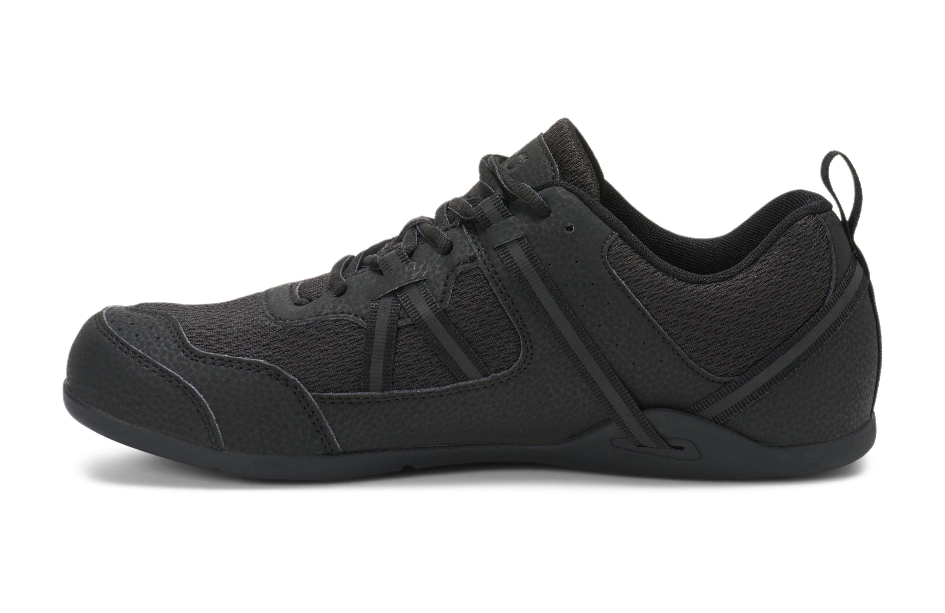 Xero Shoes Prio Men barefoot sko i sort, set fra siden, med mesh-overdel, reflekterende stropper og tynd FeelTrue® gummisål. Variant: Black.