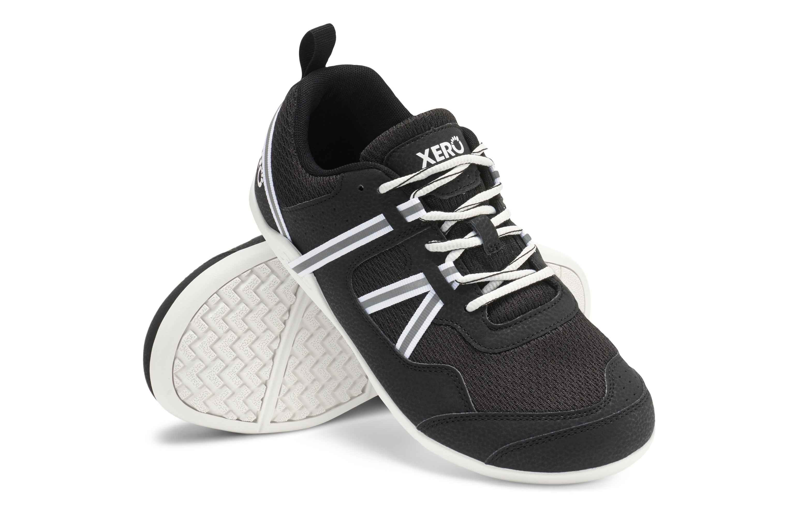 Xero Shoes Prio Men i Black/White variant, minimalistisk designet sko med tynd FeelTrue® gummisål og let mesh overdel. Ideel til natural foot movement og er vegansk.